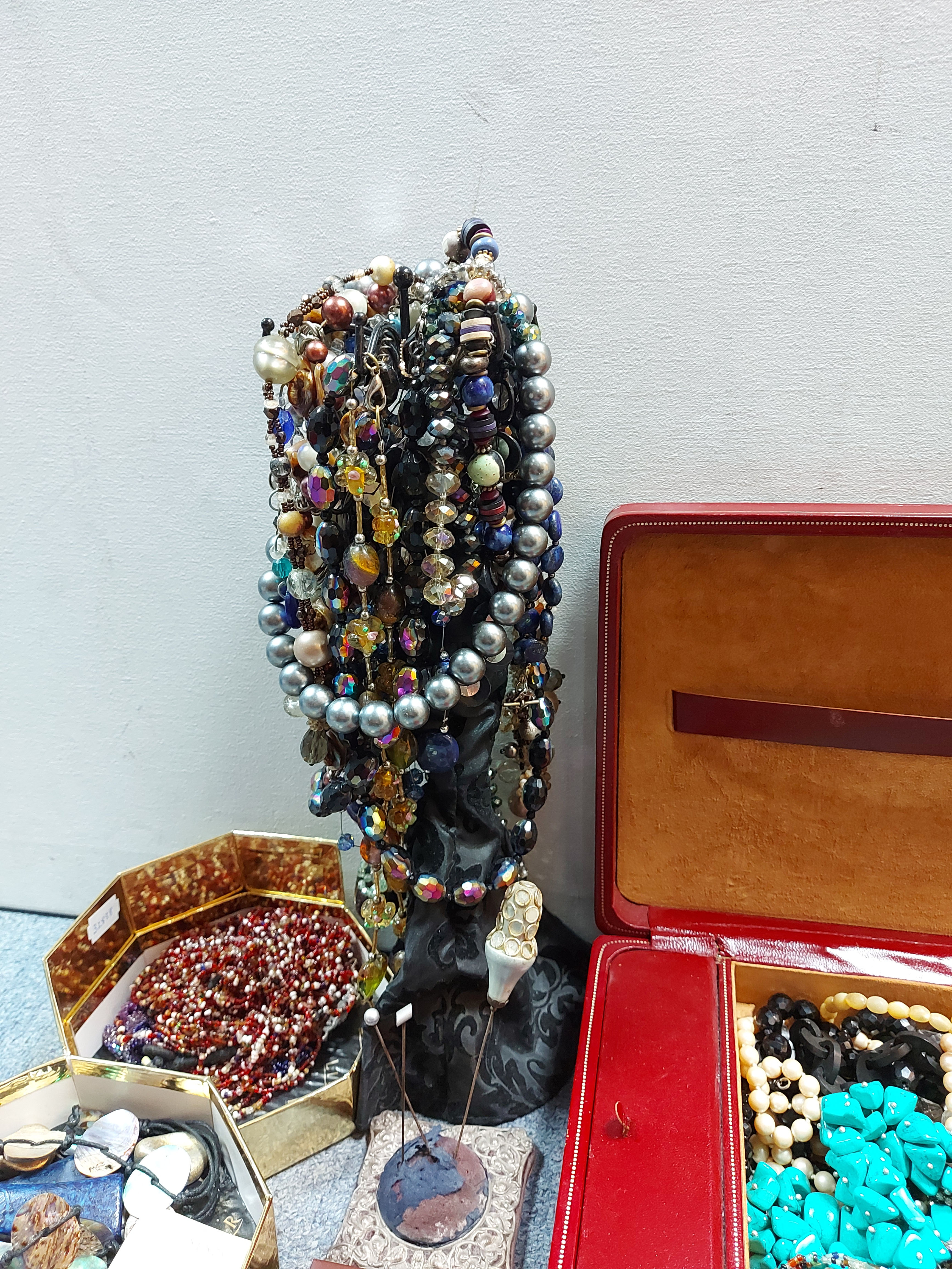 Various items of costume jewellery. - Image 5 of 6