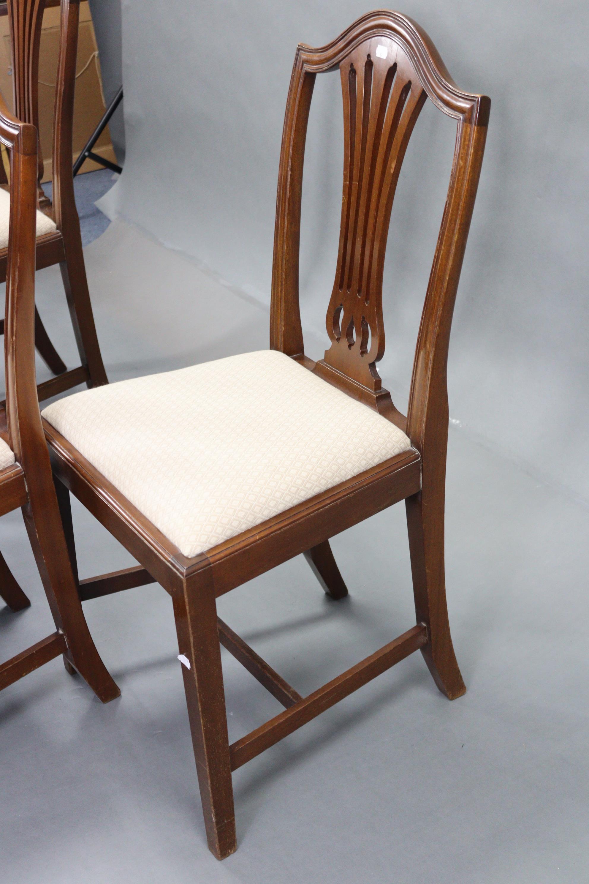 A set of four Georgian style mahogany splat-back dining chairs, with padded drop-in seats & on - Bild 2 aus 3