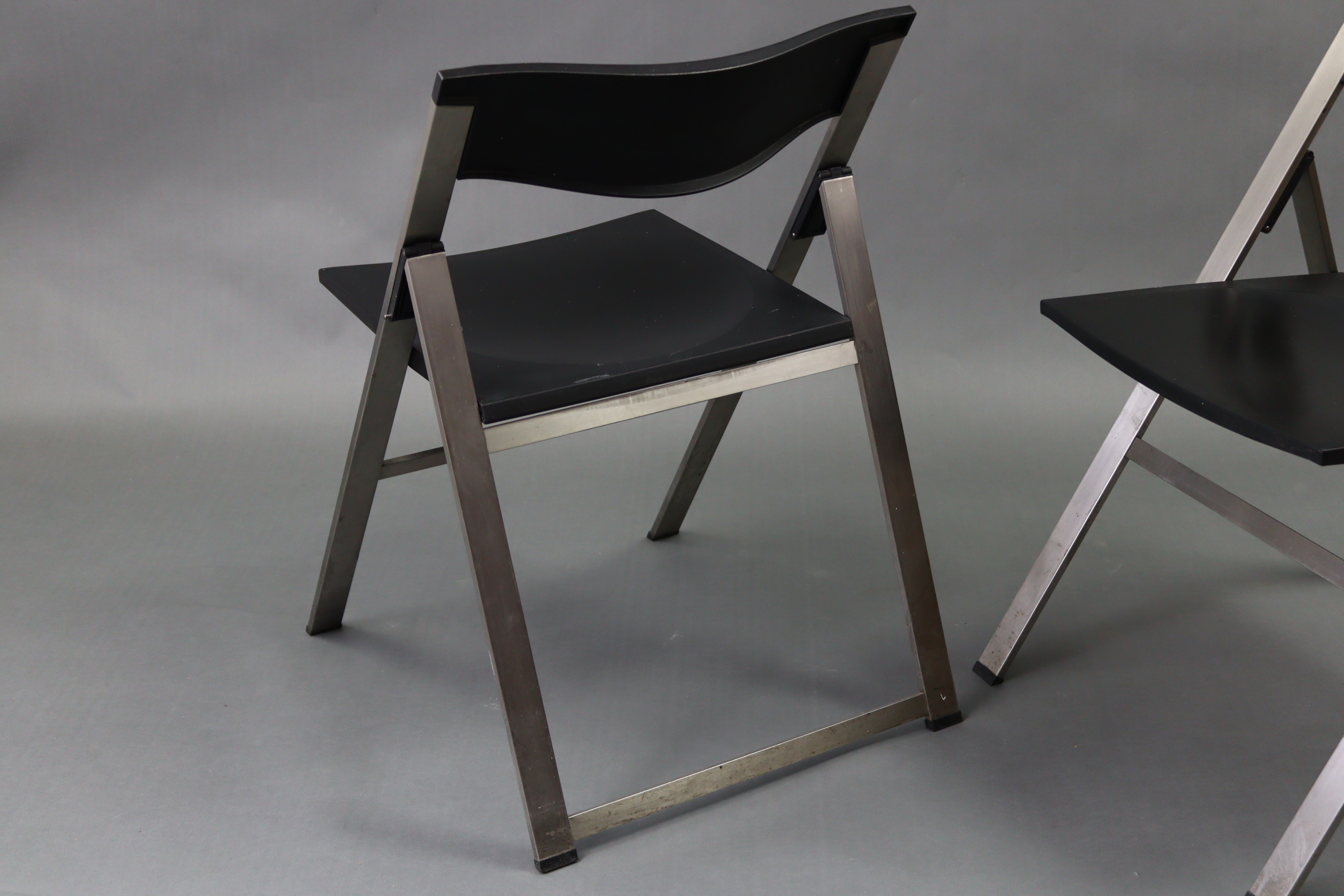 A pair of silvered-metal & black plastic fold-away chairs after a design by Justus Kolburg. - Bild 5 aus 5