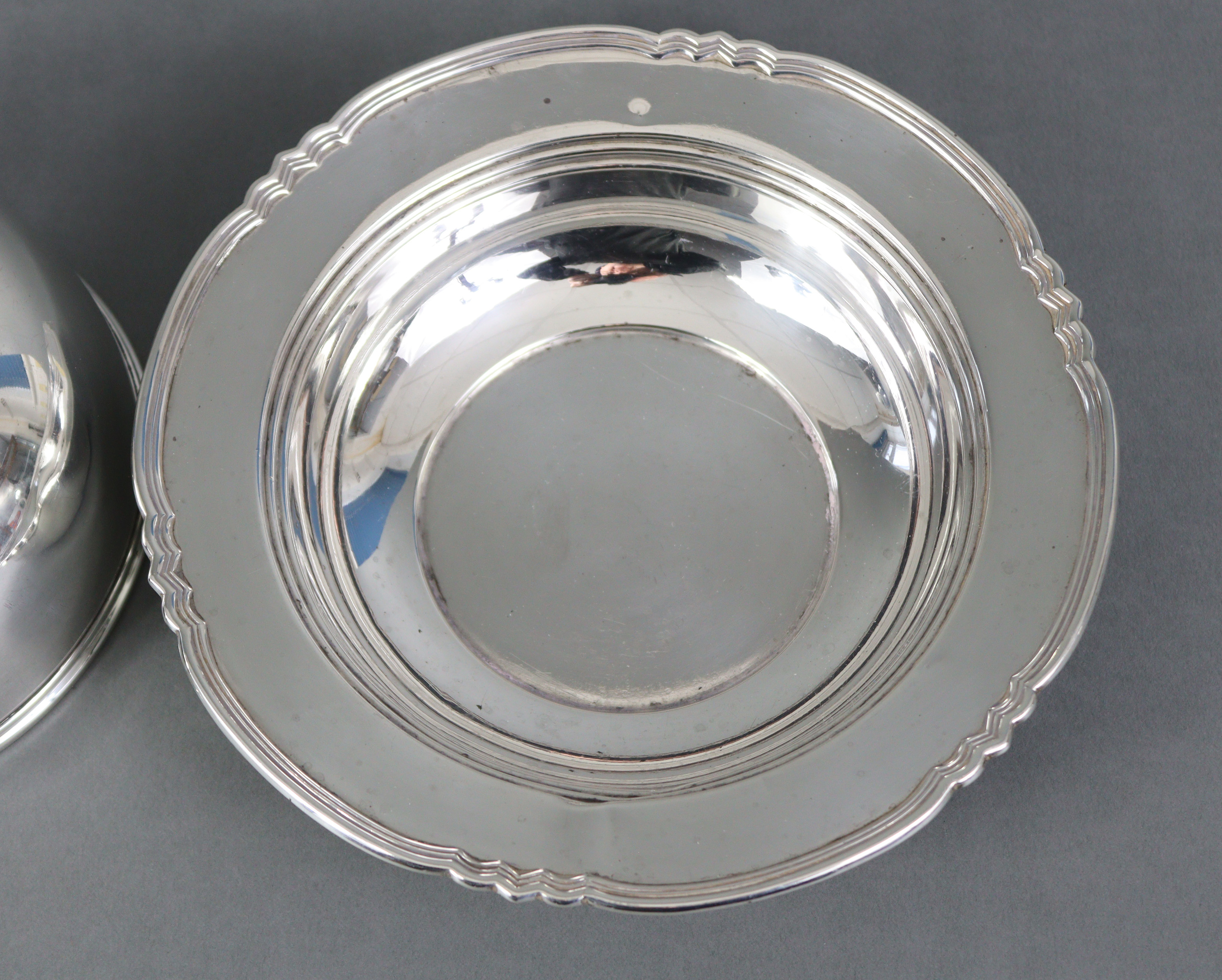 A silver circular muffin dish with ebonised finial to the domed lid, with shaped & reeded - Image 4 of 6