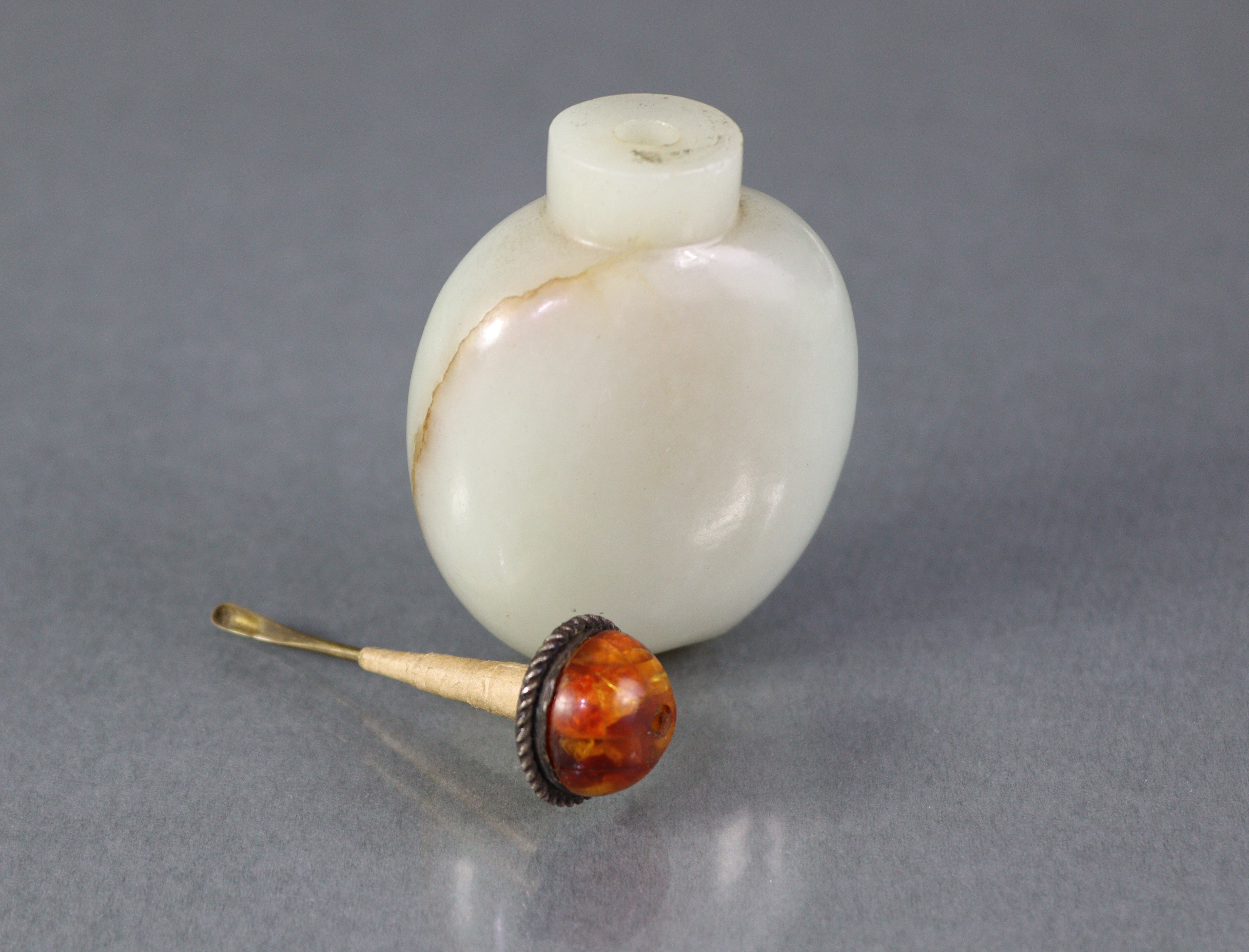 A Chinese pale celadon jade snuff bottle of rounded ovoid form, with russet coloured vein to one - Image 5 of 12