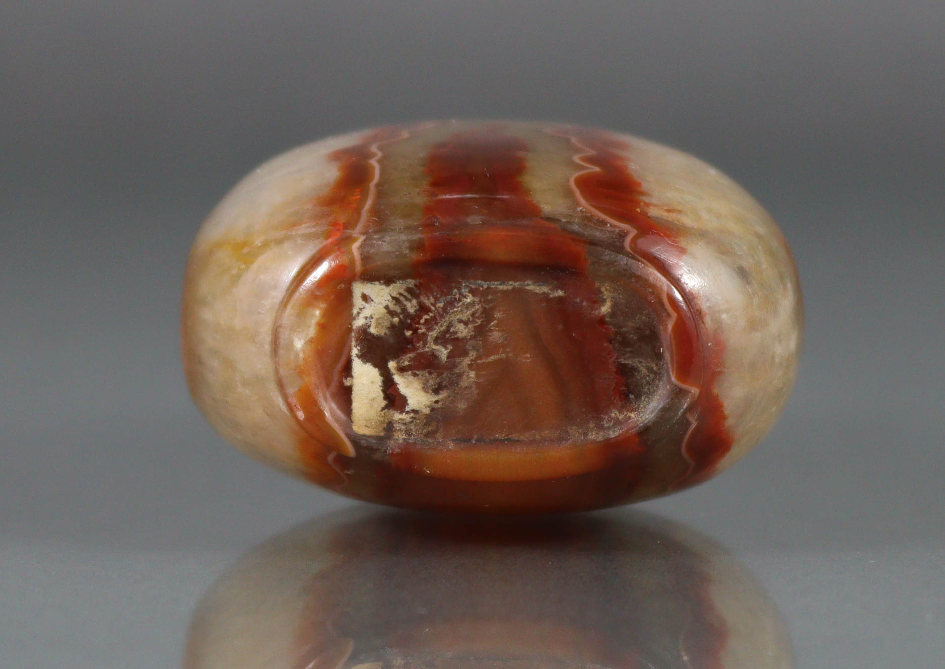 A Chinese agate snuff bottle of rounded form, with vertical striations of varying caramel & white - Image 7 of 7