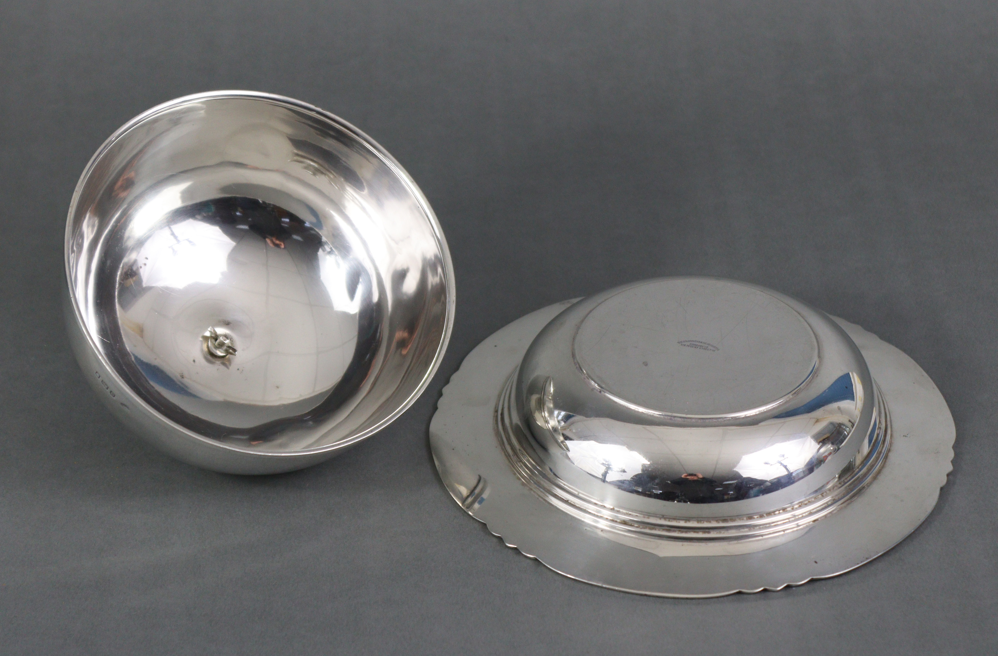 A silver circular muffin dish with ebonised finial to the domed lid, with shaped & reeded - Image 5 of 6