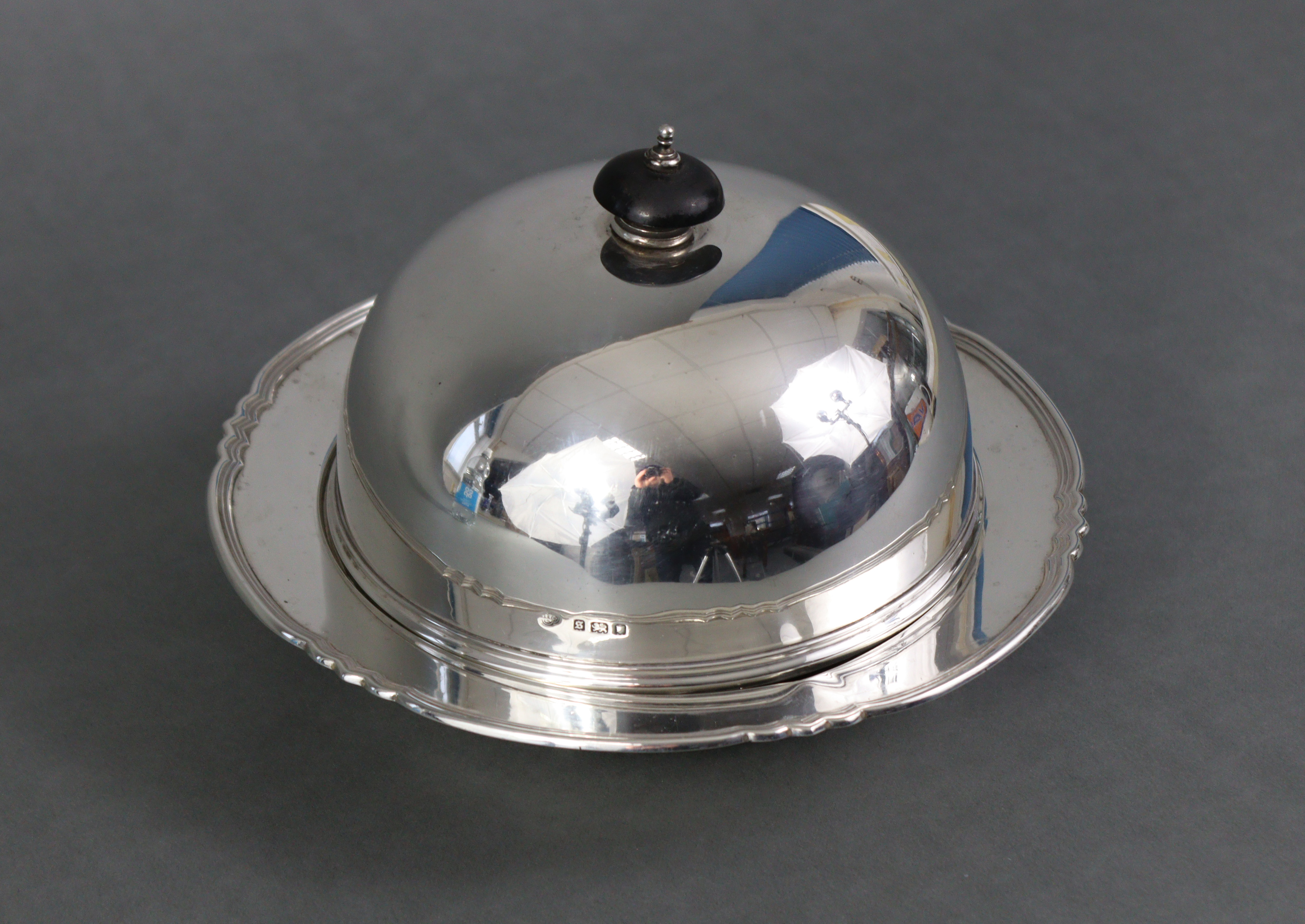 A silver circular muffin dish with ebonised finial to the domed lid, with shaped & reeded - Image 2 of 6