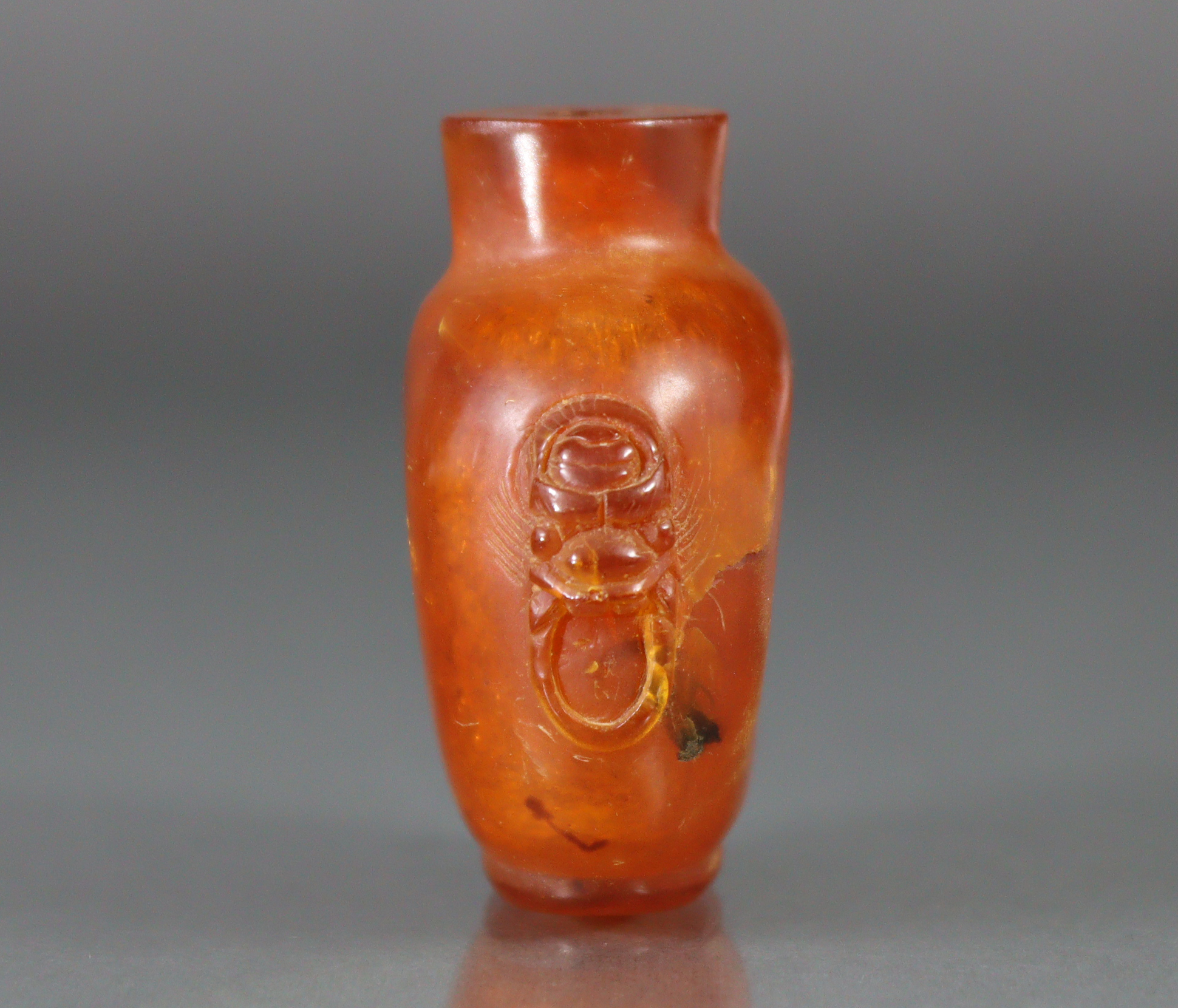 A Chinese carved golden amber snuff bottle of compressed form, with mask-&-ring handles to each - Image 6 of 8