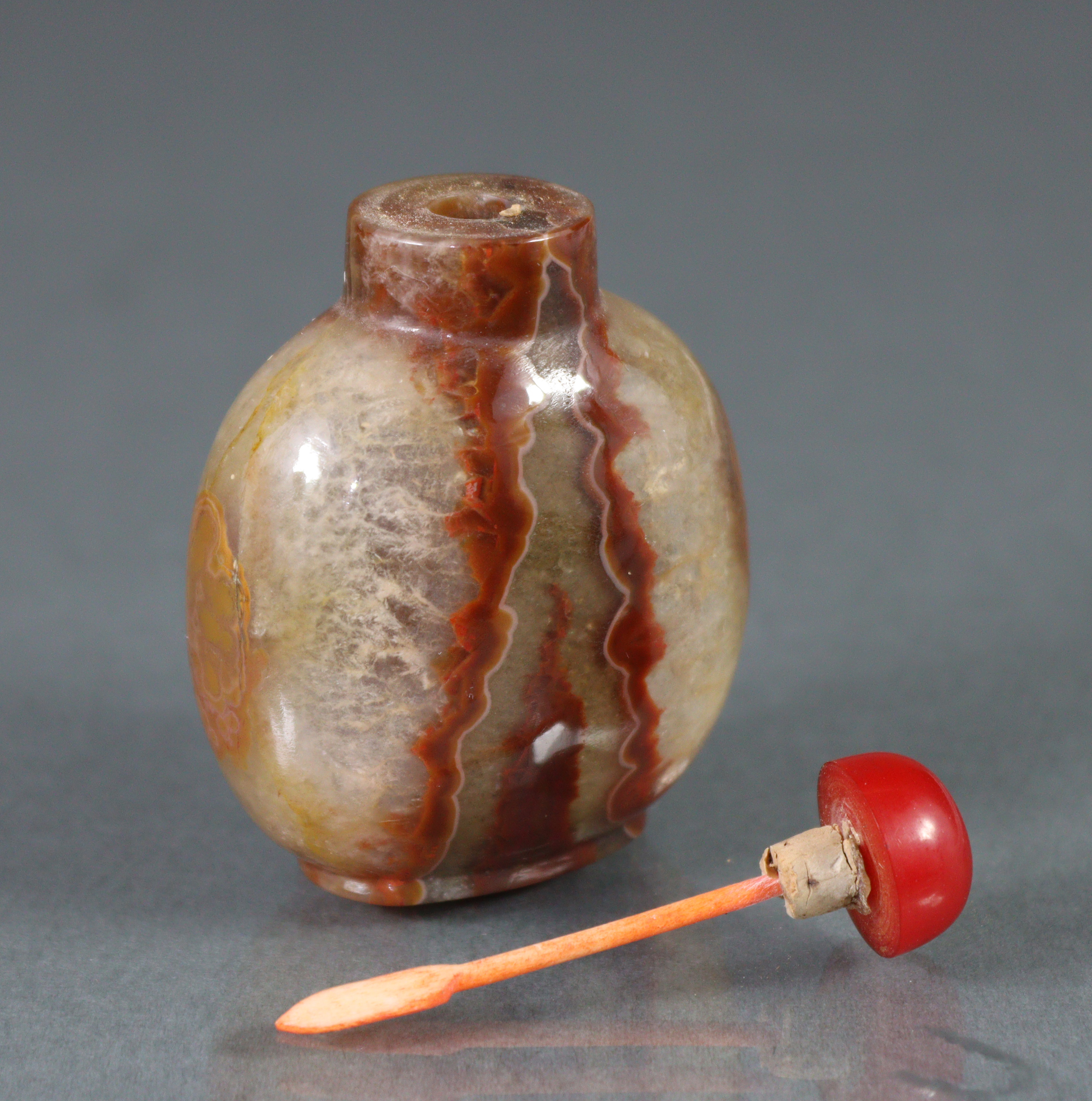 A Chinese agate snuff bottle of rounded form, with vertical striations of varying caramel & white - Image 6 of 7