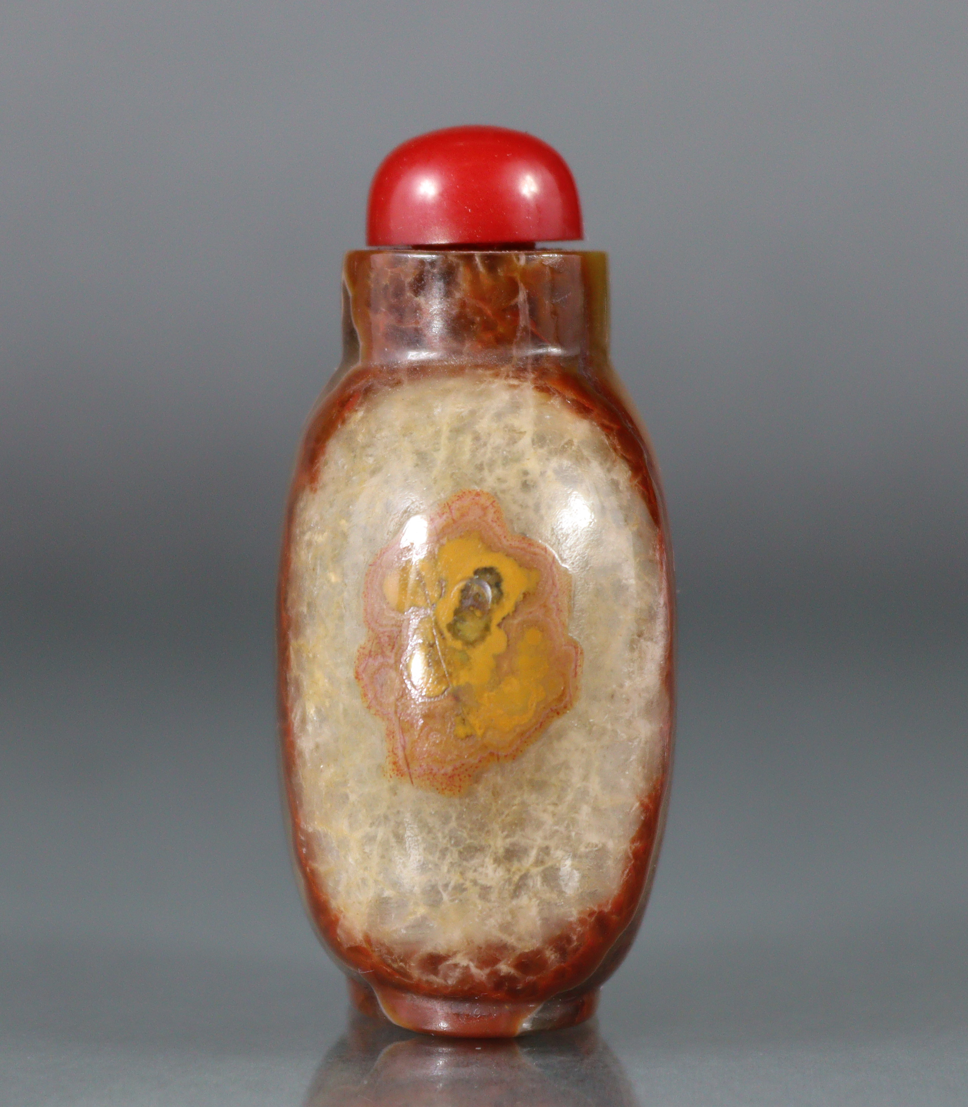 A Chinese agate snuff bottle of rounded form, with vertical striations of varying caramel & white - Image 3 of 7