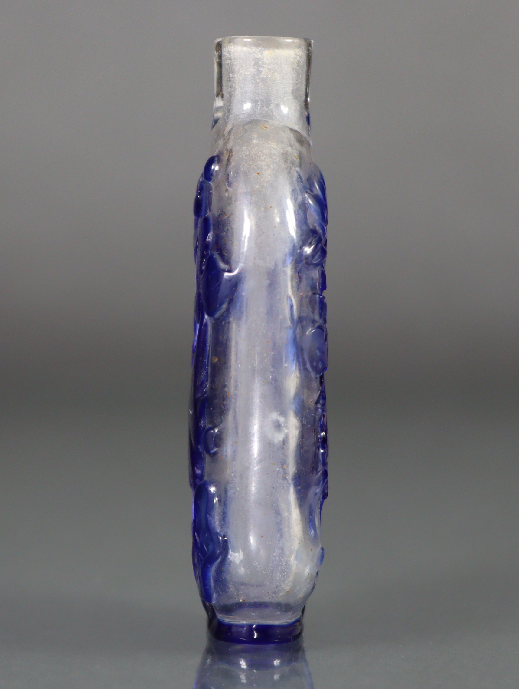 A Chinese blue overlay clear glass snuff bottle of flat-sided rectangular form, each side - Image 4 of 7