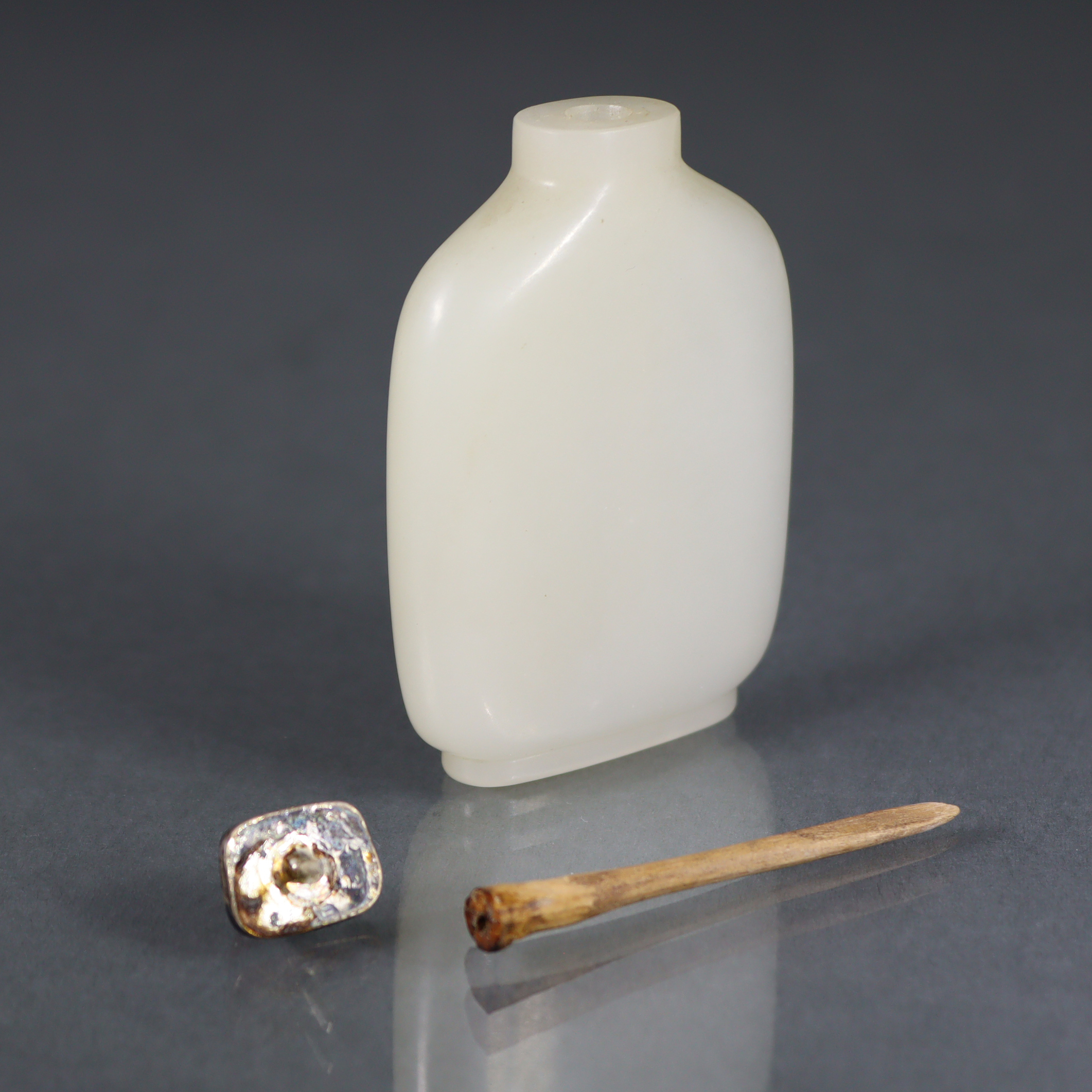 A Chinese pale celadon jade snuff bottle of flat-sided rounded rectangular form, on short foot, of a - Image 7 of 9