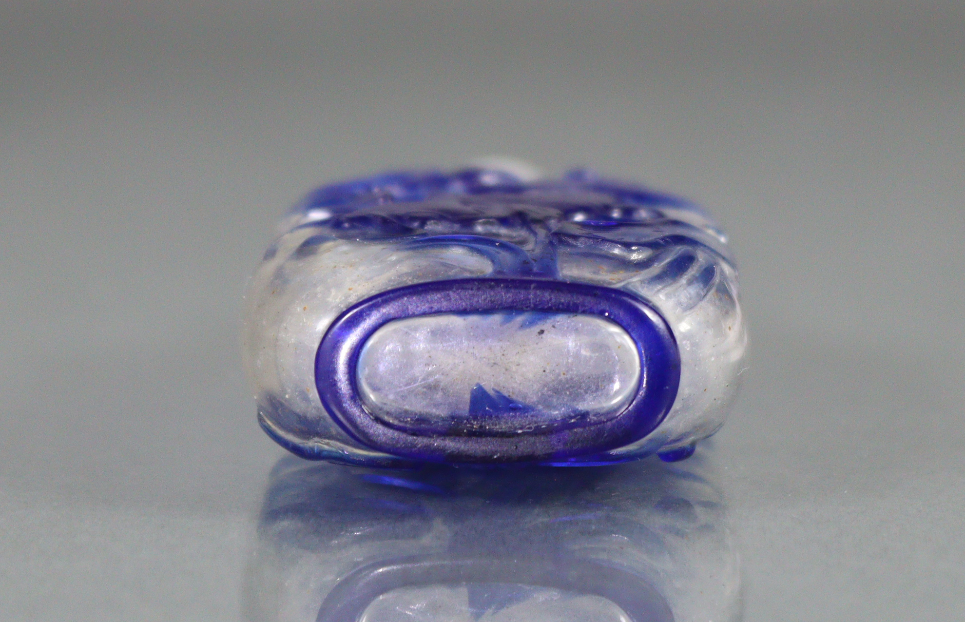 A Chinese blue overlay clear glass snuff bottle of flat-sided rectangular form, each side - Image 7 of 7