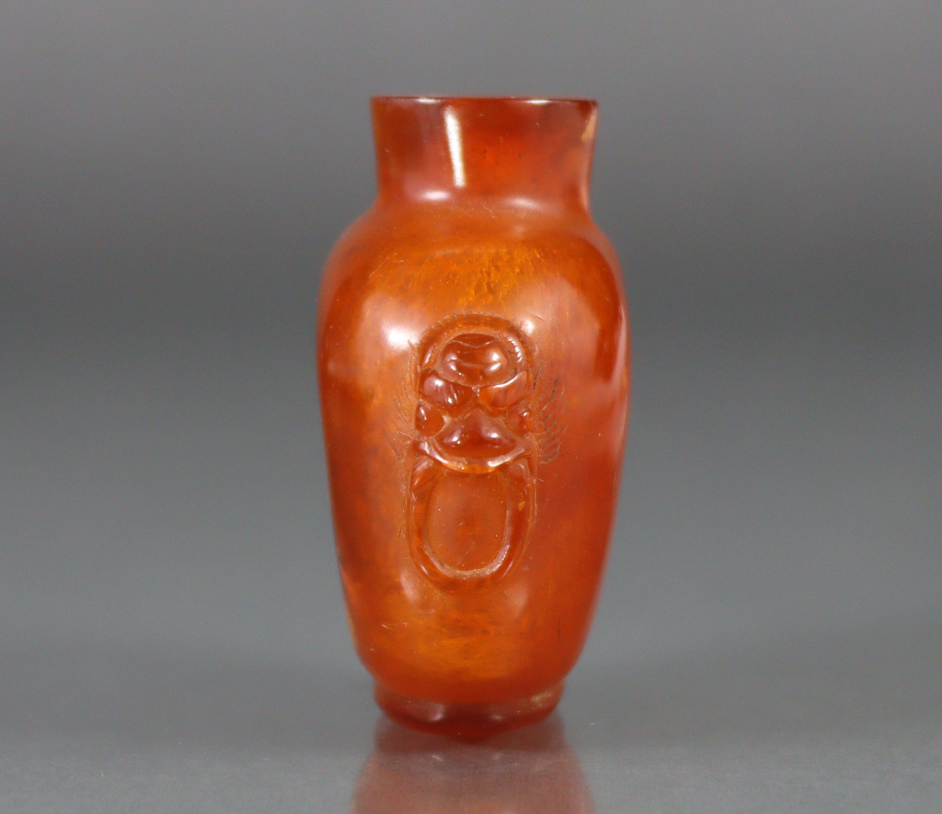 A Chinese carved golden amber snuff bottle of compressed form, with mask-&-ring handles to each - Image 3 of 8