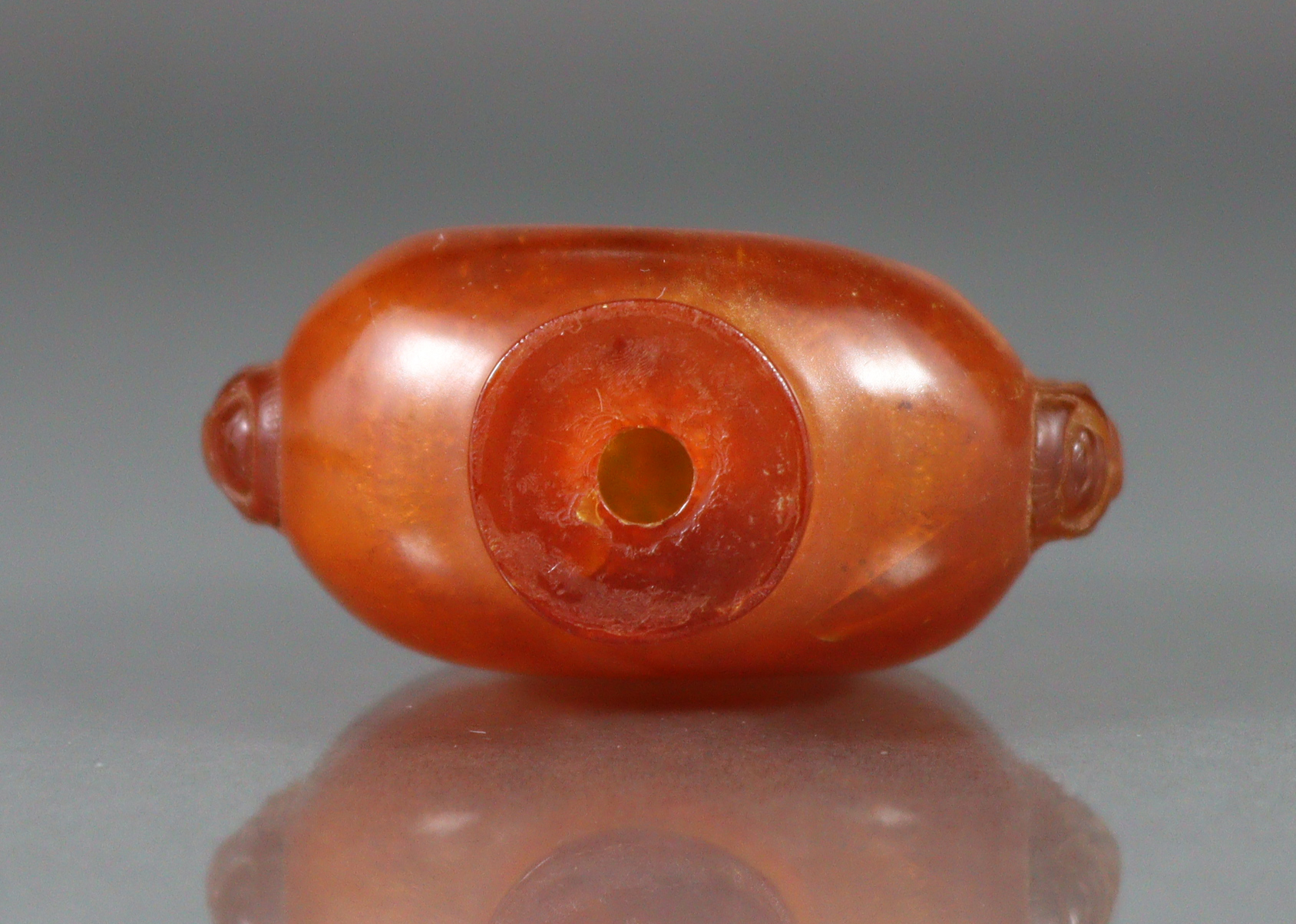 A Chinese carved golden amber snuff bottle of compressed form, with mask-&-ring handles to each - Image 8 of 8