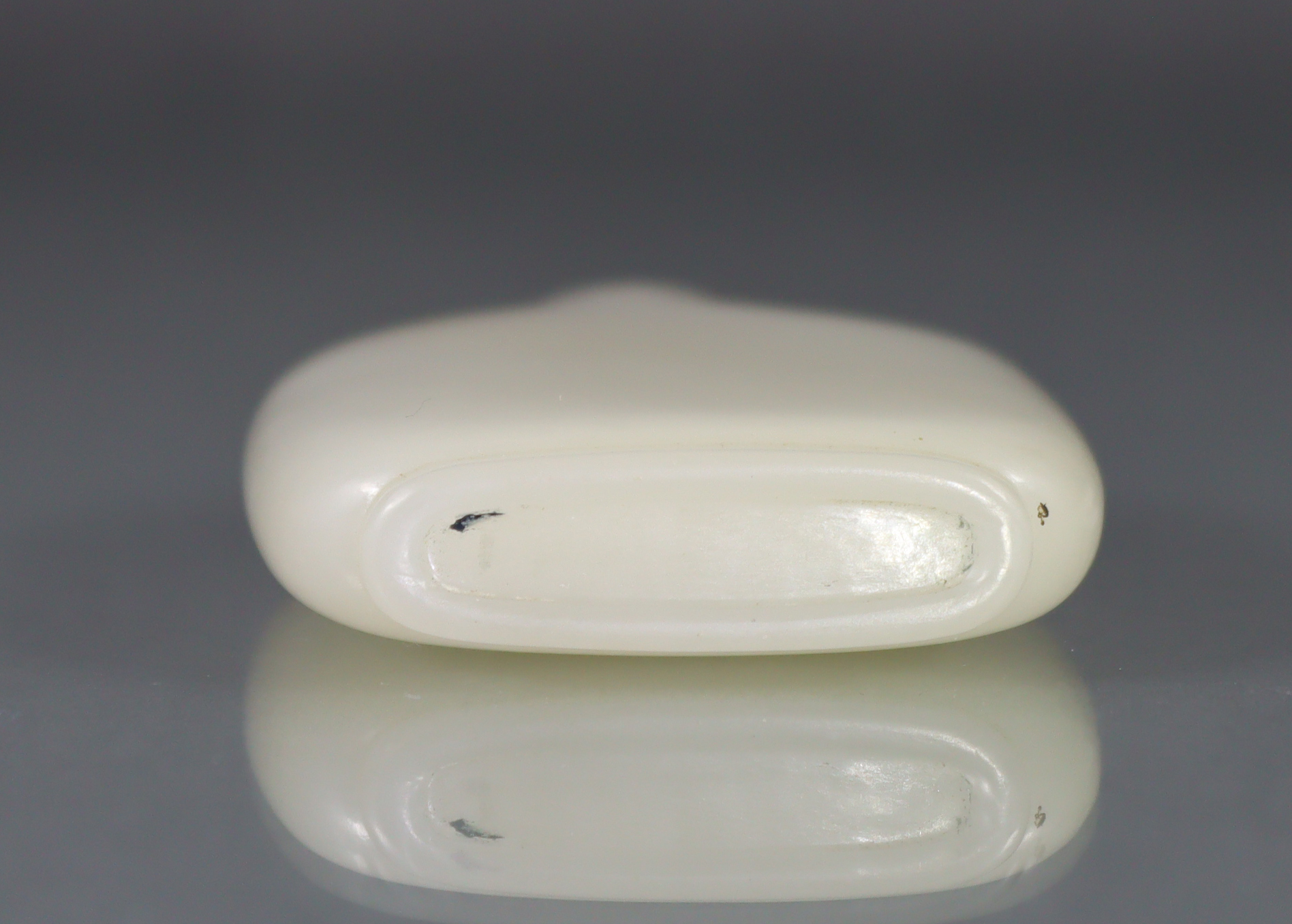 A Chinese pale celadon jade snuff bottle of flat-sided rounded rectangular form, on short foot, of a - Image 9 of 9