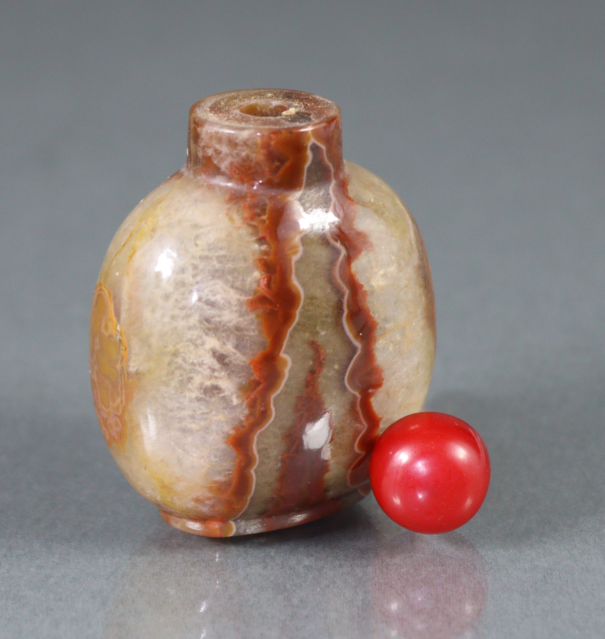 A Chinese agate snuff bottle of rounded form, with vertical striations of varying caramel & white - Image 5 of 7