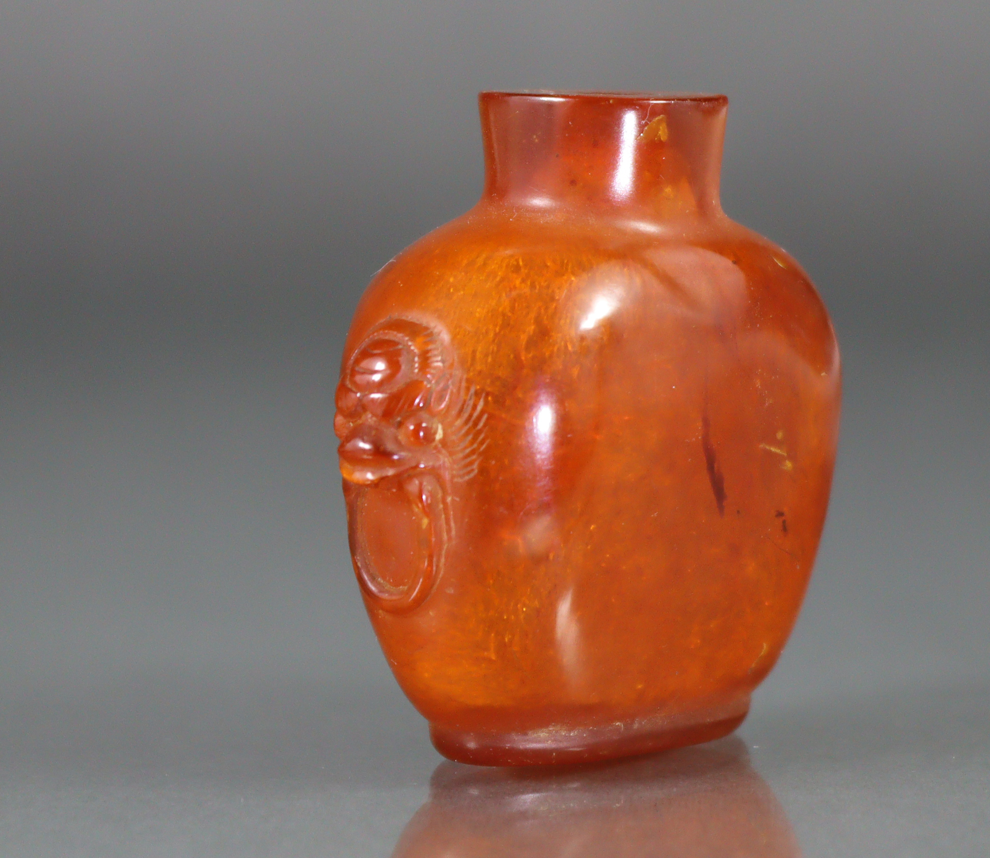 A Chinese carved golden amber snuff bottle of compressed form, with mask-&-ring handles to each - Image 2 of 8