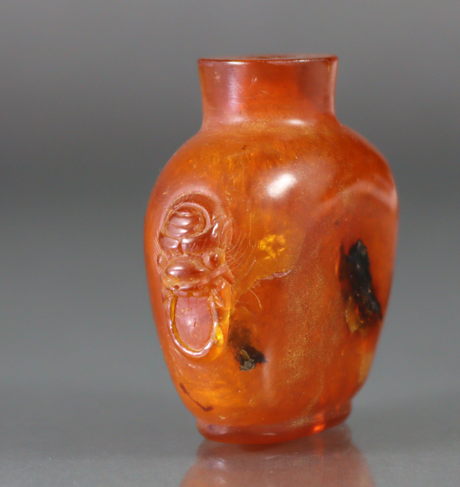 A Chinese carved golden amber snuff bottle of compressed form, with mask-&-ring handles to each - Image 5 of 8