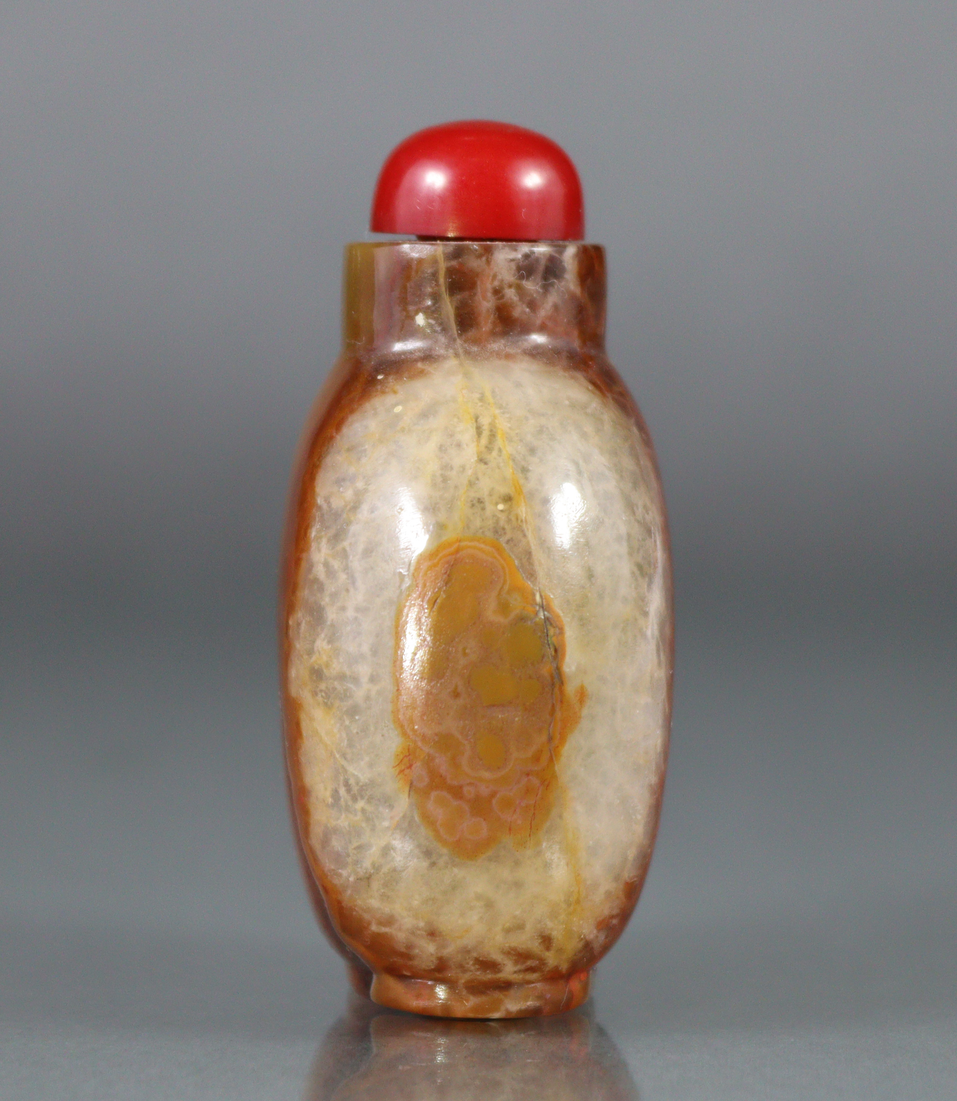 A Chinese agate snuff bottle of rounded form, with vertical striations of varying caramel & white - Image 4 of 7