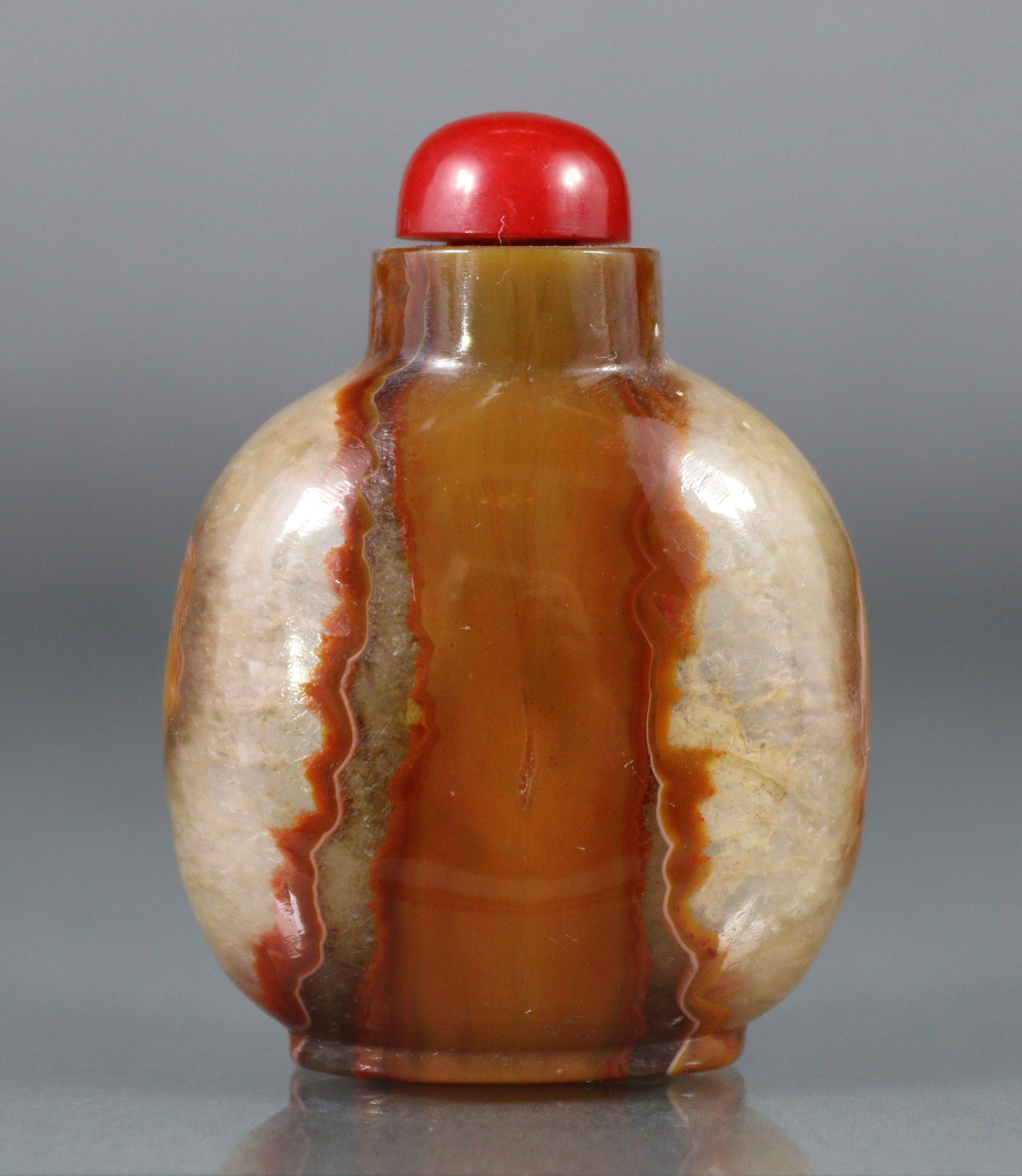 A Chinese agate snuff bottle of rounded form, with vertical striations of varying caramel & white - Image 2 of 7