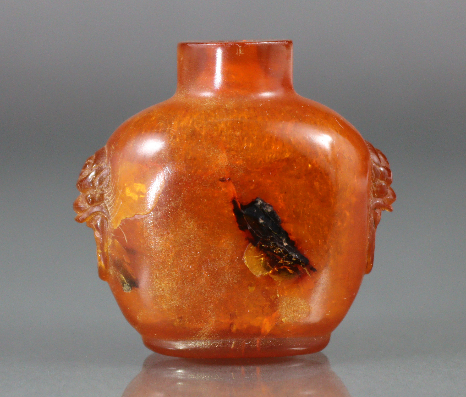 A Chinese carved golden amber snuff bottle of compressed form, with mask-&-ring handles to each - Image 4 of 8