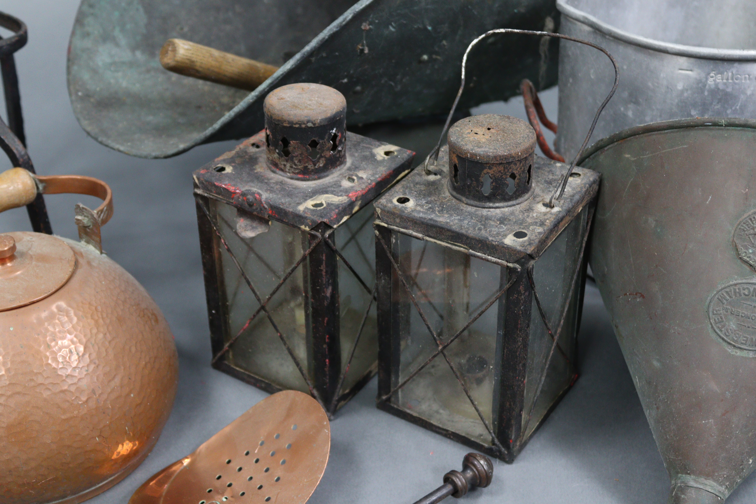 A copper circular kettle with acorn finial & with overhang handle, 11½” high; a brass trivet; a - Image 4 of 7