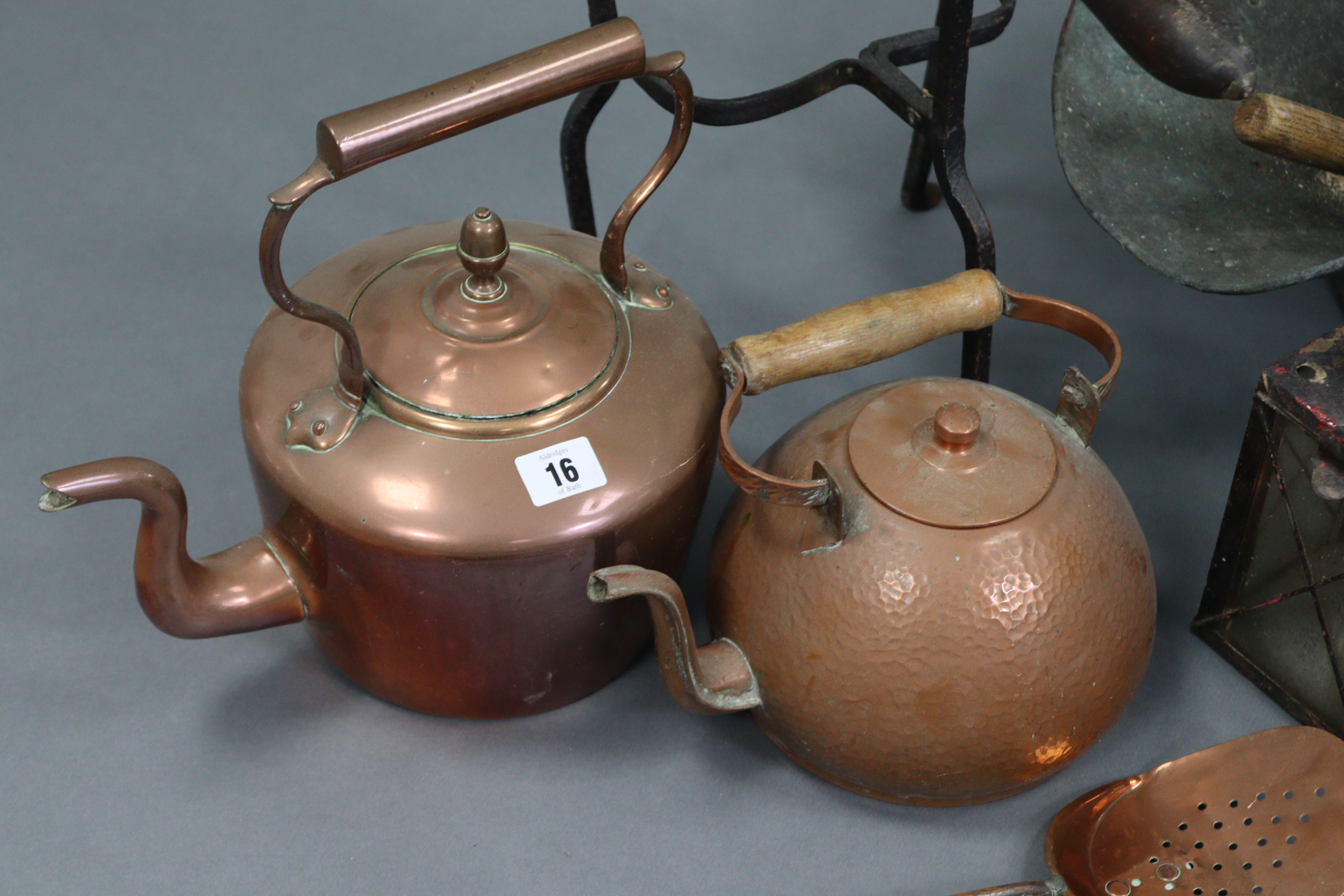 A copper circular kettle with acorn finial & with overhang handle, 11½” high; a brass trivet; a - Image 3 of 7