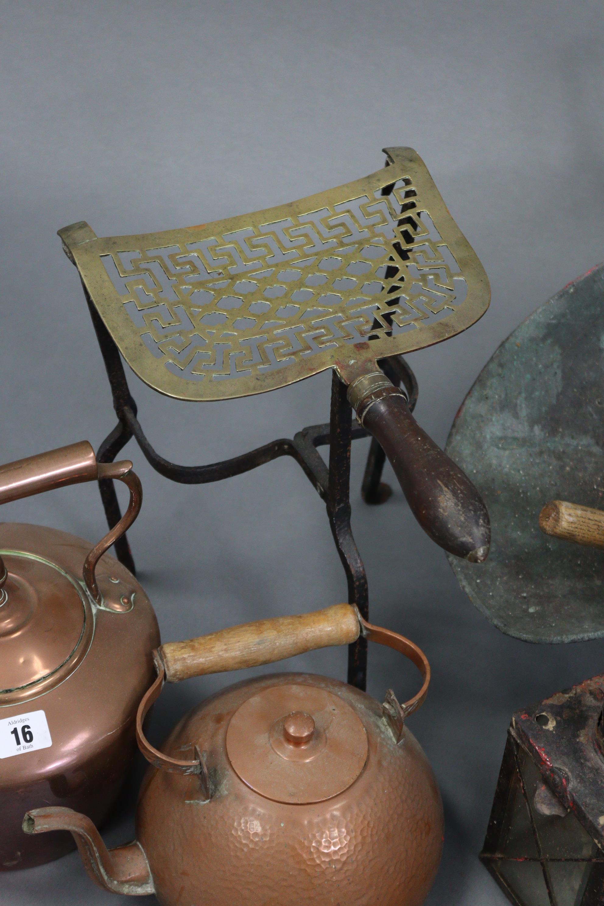 A copper circular kettle with acorn finial & with overhang handle, 11½” high; a brass trivet; a - Image 2 of 7