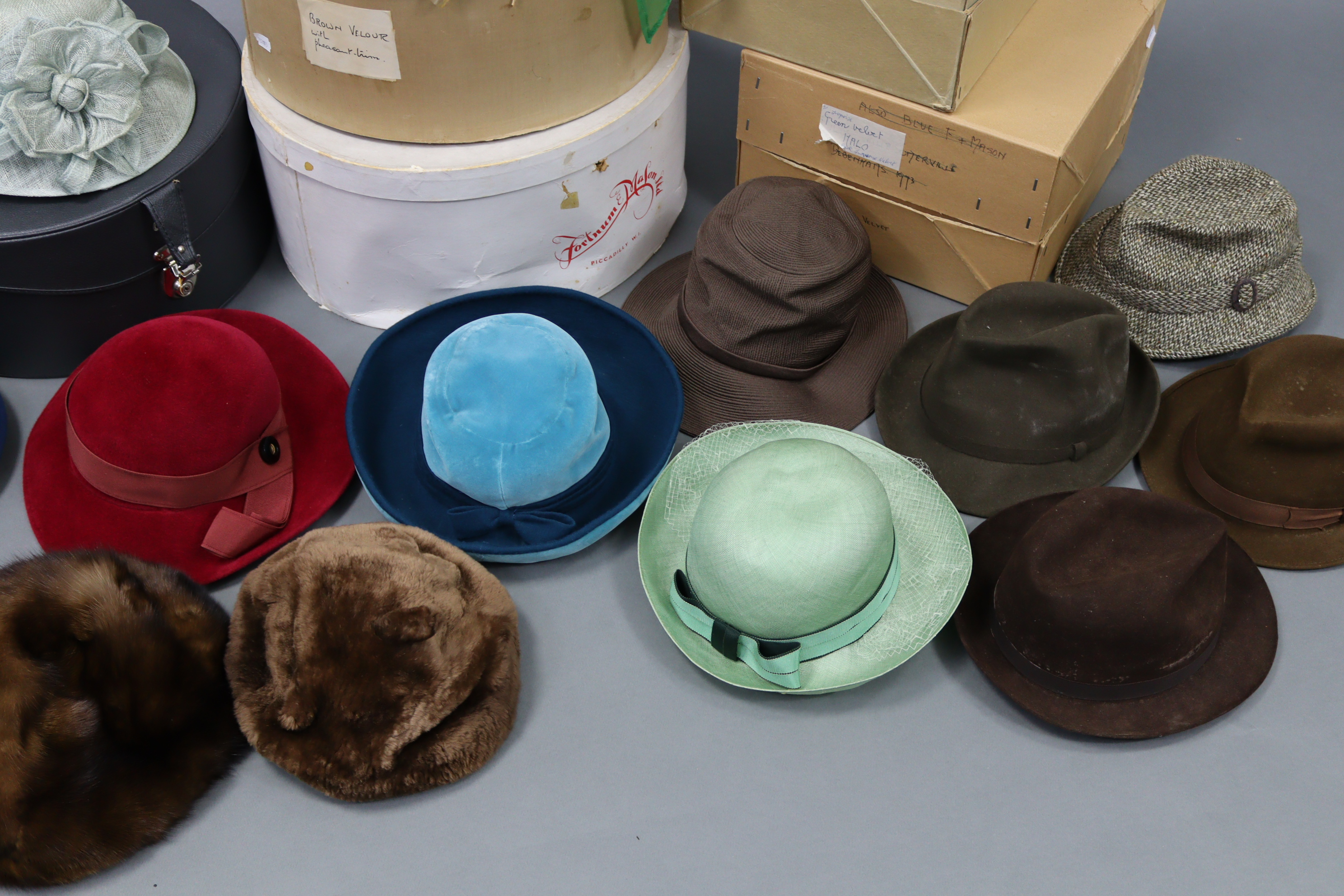 Fifteen various mid-20th century ladies’ & gents’ hats; together with six various hatboxes. - Image 4 of 6