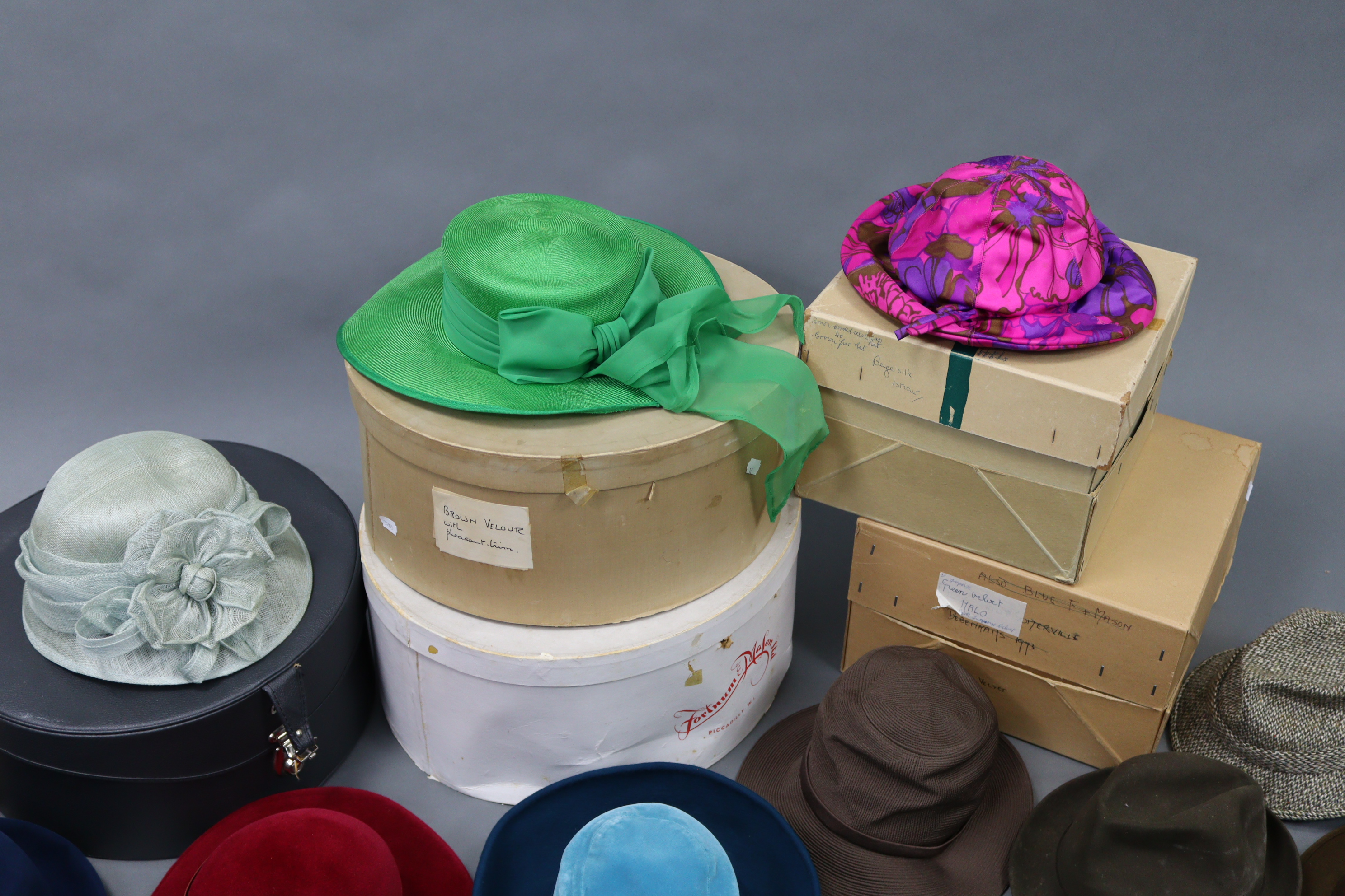 Fifteen various mid-20th century ladies’ & gents’ hats; together with six various hatboxes. - Image 3 of 6