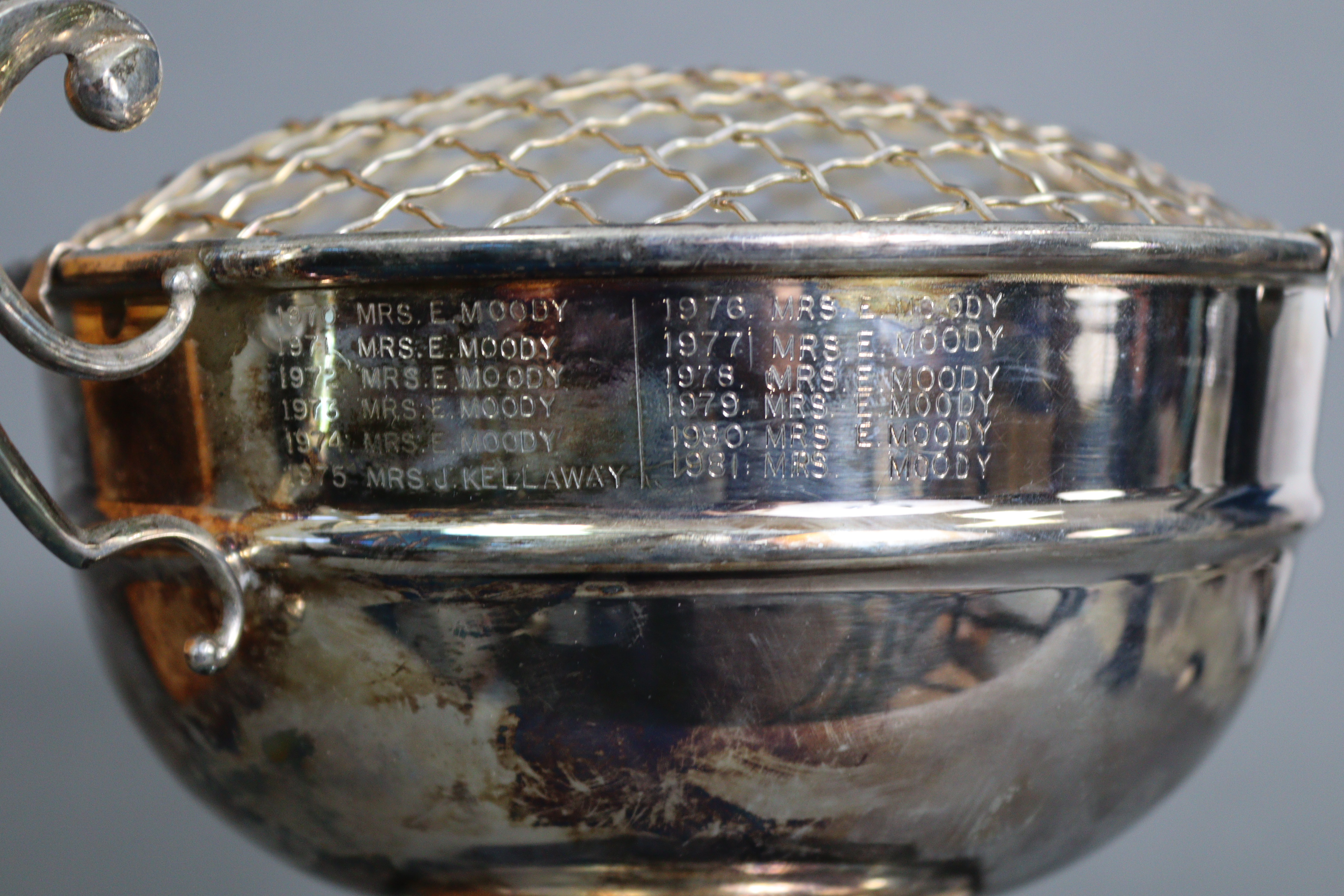 A 1980’s silver plated two-handled trophy rose bowl inscribed: “STOTHERT & PITT LTD ATHLETIC - Image 4 of 5