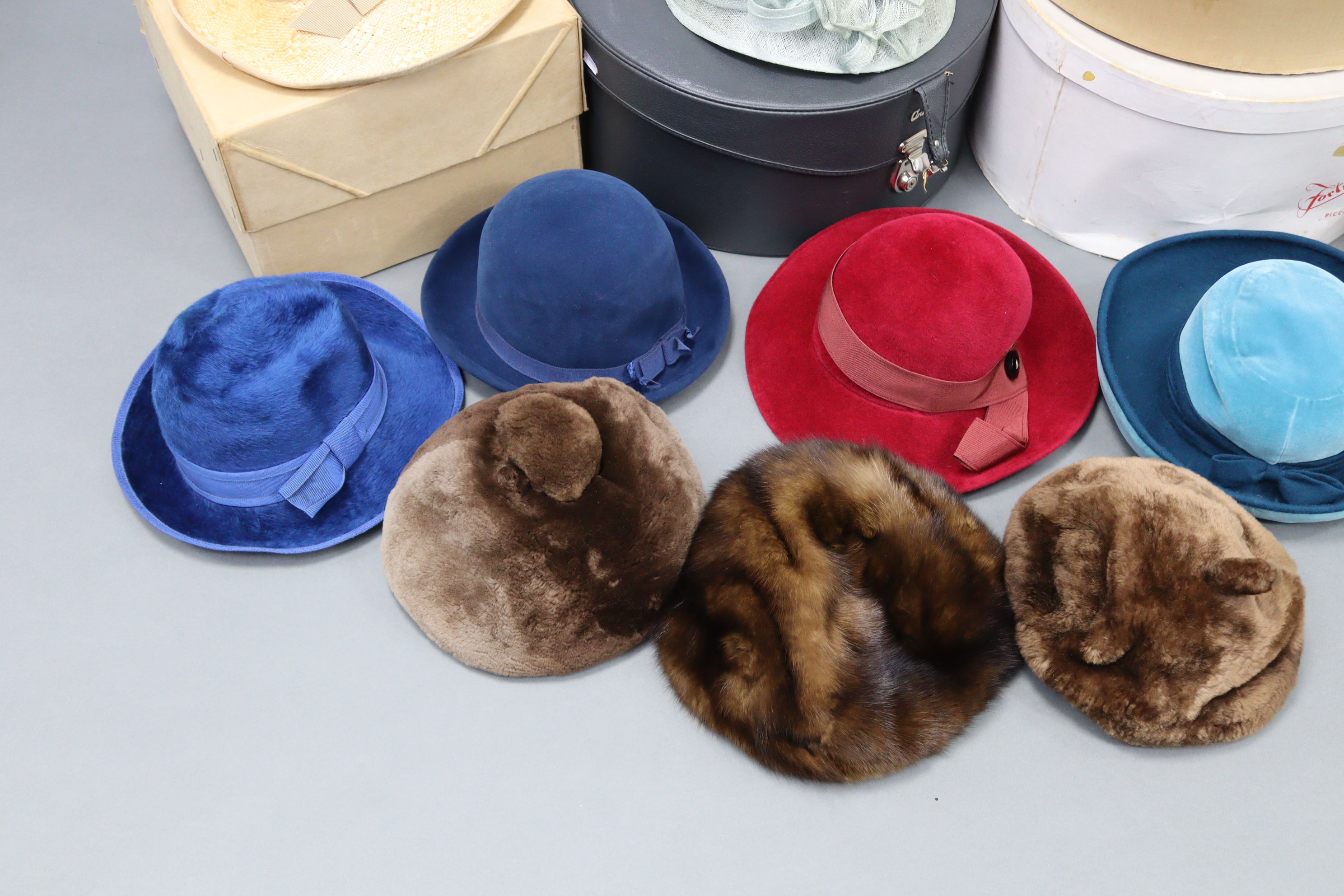 Fifteen various mid-20th century ladies’ & gents’ hats; together with six various hatboxes. - Image 6 of 6