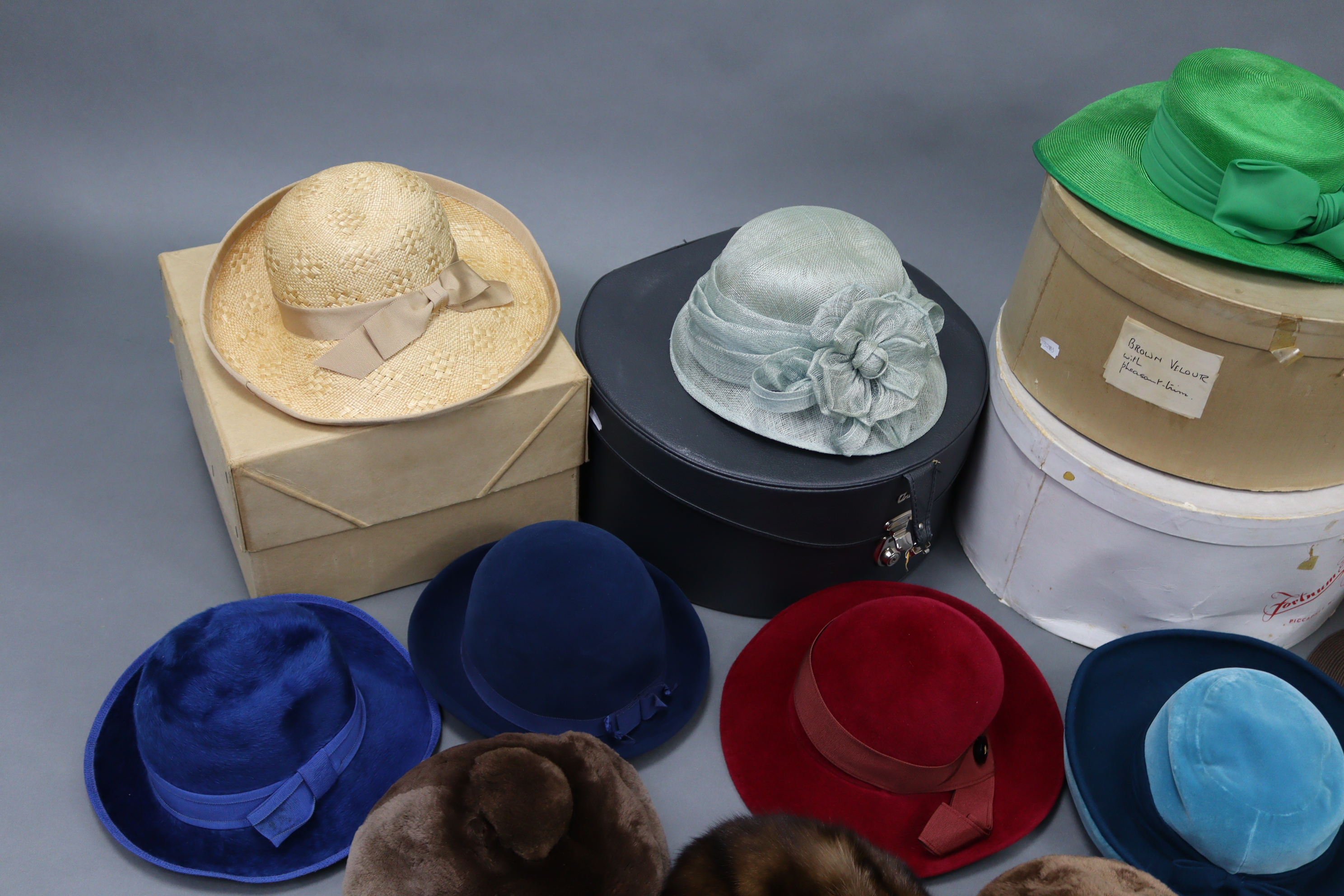 Fifteen various mid-20th century ladies’ & gents’ hats; together with six various hatboxes. - Image 2 of 6