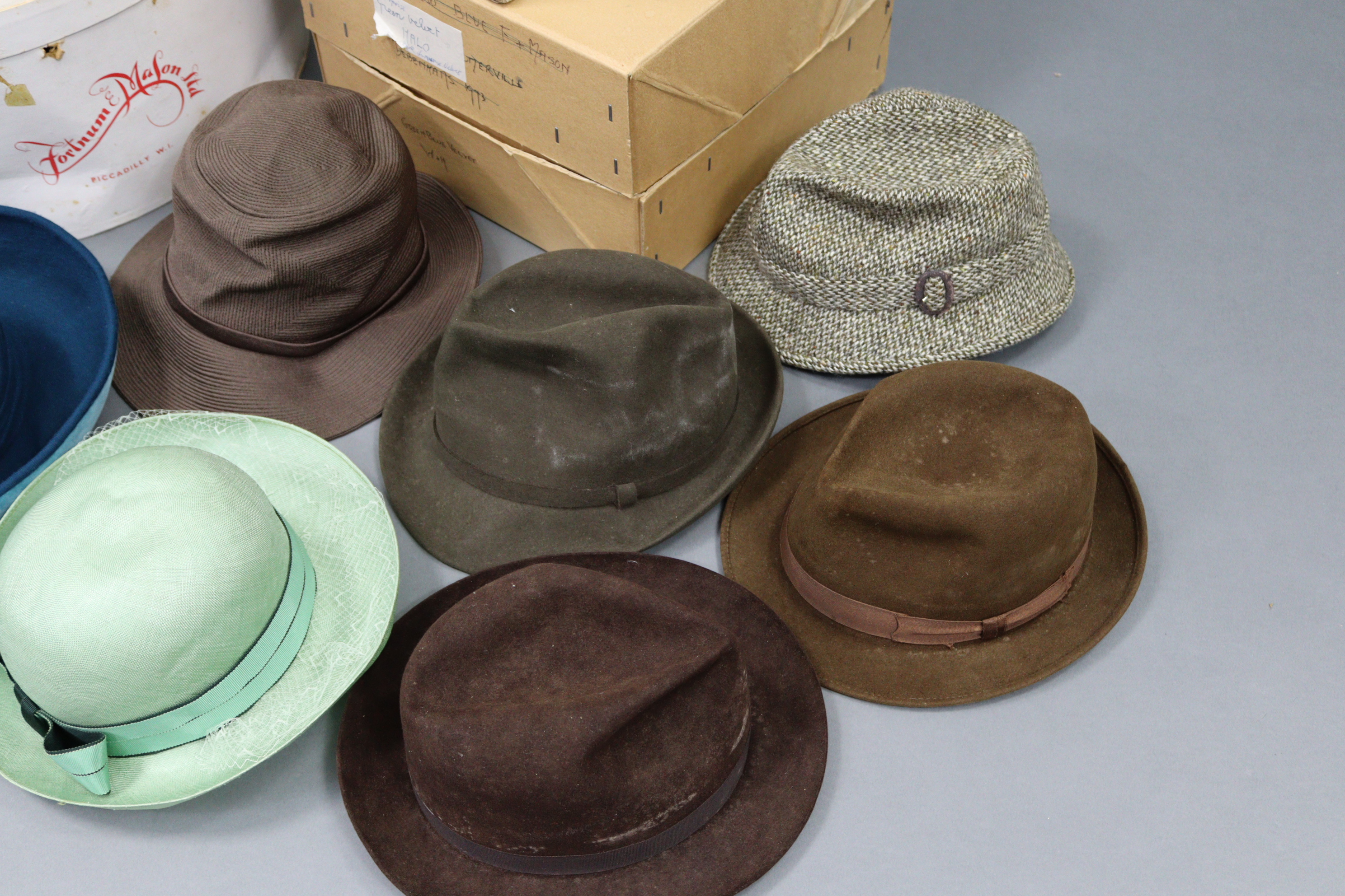 Fifteen various mid-20th century ladies’ & gents’ hats; together with six various hatboxes. - Image 5 of 6