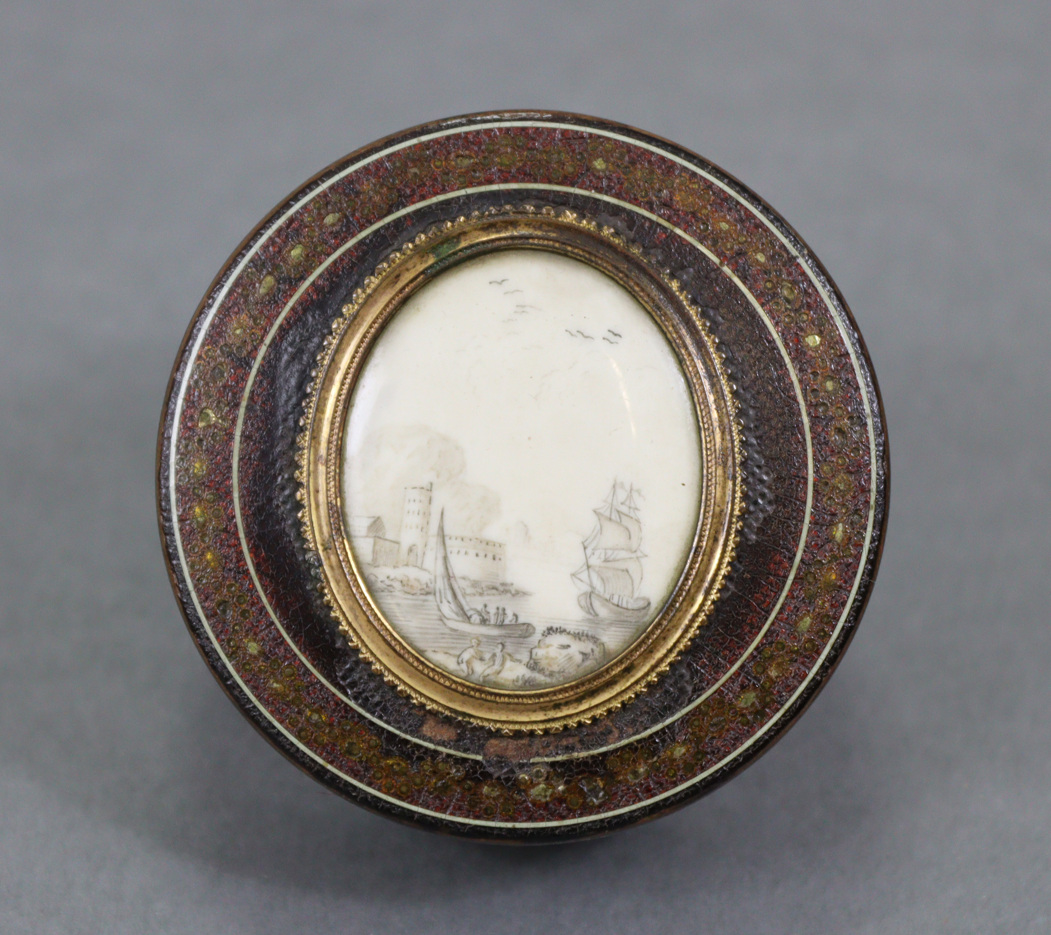A late 18th century tortoiseshell-lined drum-shaped snuff box with lacquered exterior, the lid inset