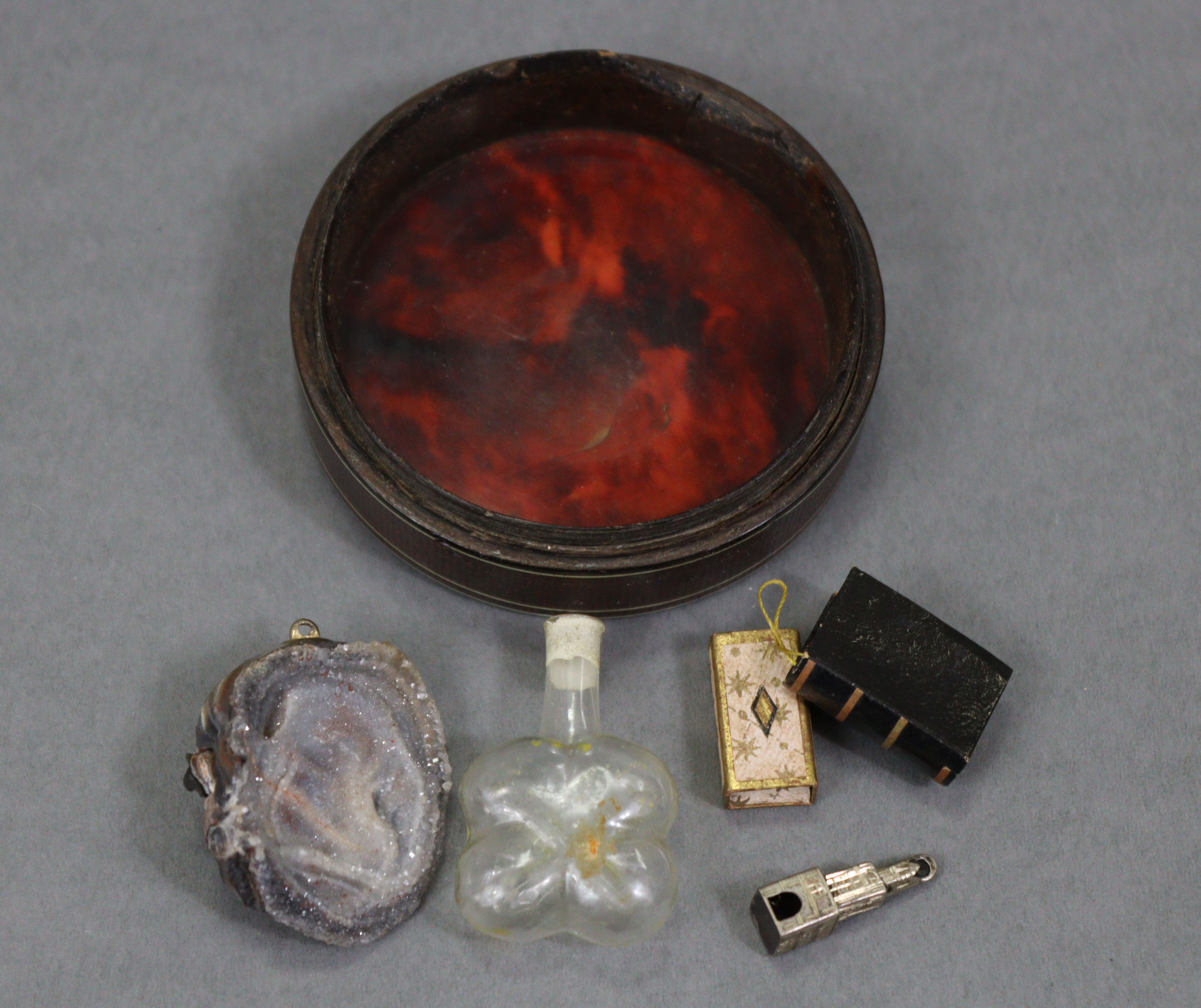 A late 18th century tortoiseshell-lined drum-shaped snuff box with lacquered exterior, the lid inset - Bild 5 aus 6