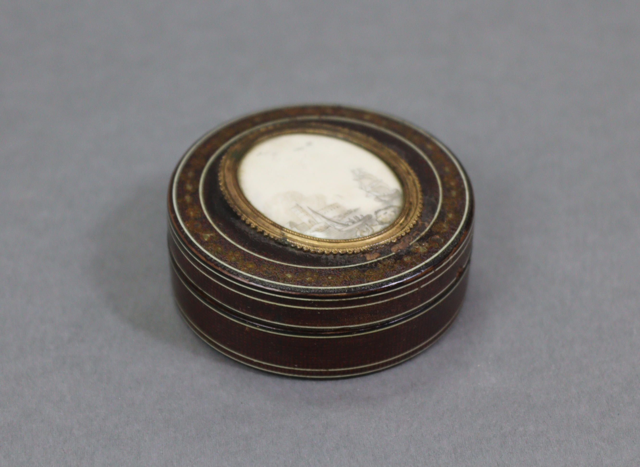 A late 18th century tortoiseshell-lined drum-shaped snuff box with lacquered exterior, the lid inset - Bild 2 aus 6