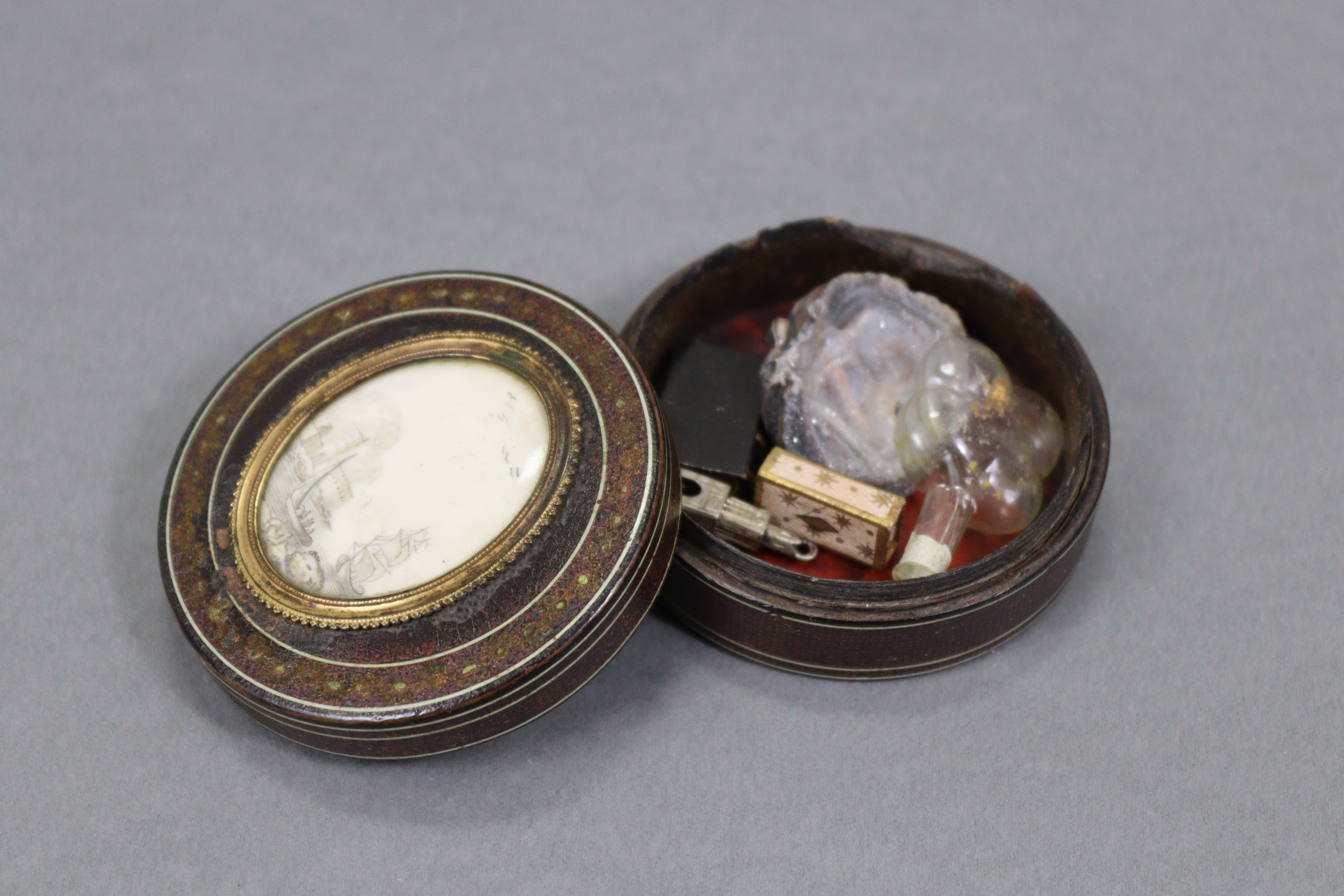 A late 18th century tortoiseshell-lined drum-shaped snuff box with lacquered exterior, the lid inset - Bild 4 aus 6