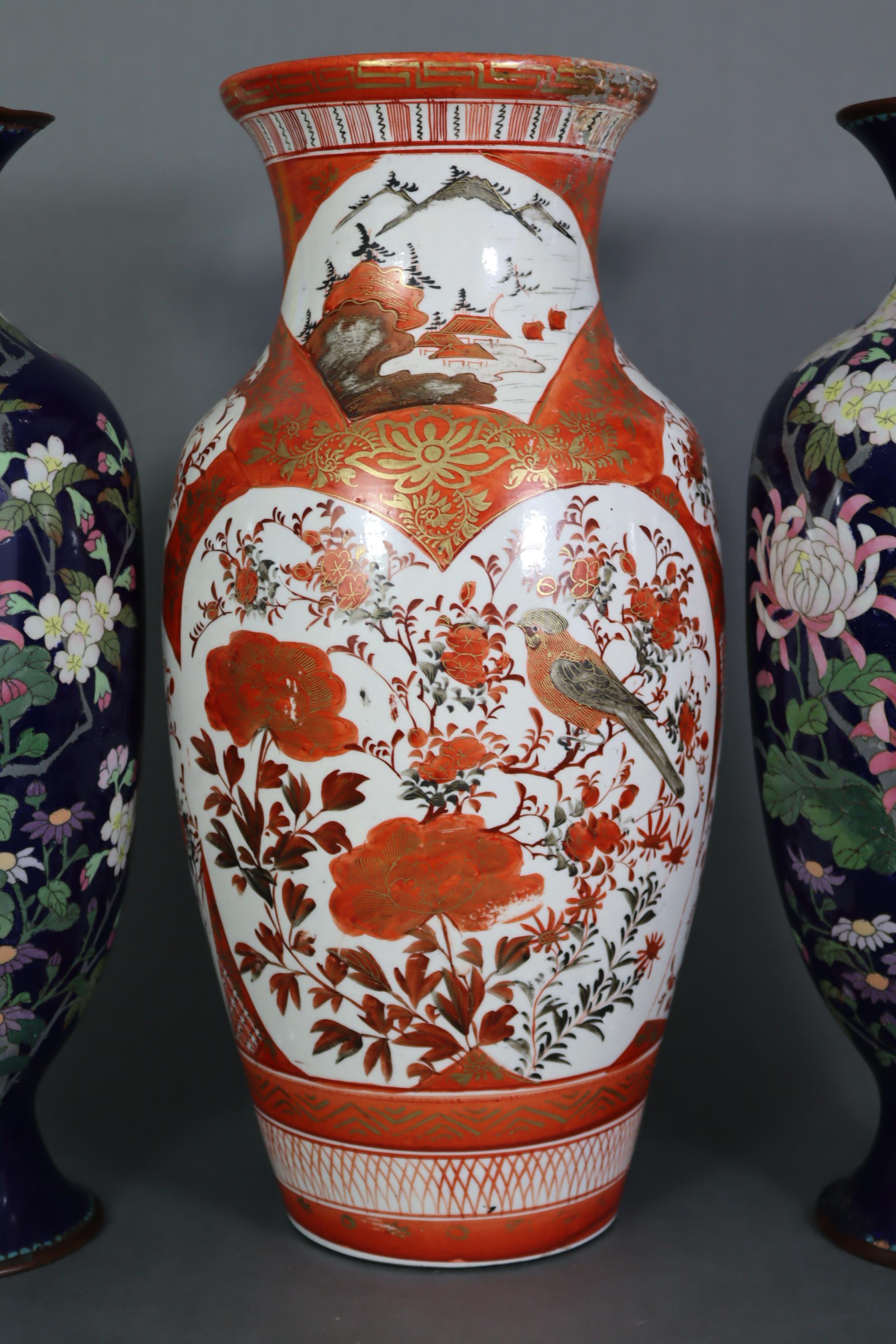 A Japanese Kutani porcelain baluster vase decorated with birds amongst foliage in reserves on an - Bild 4 aus 15