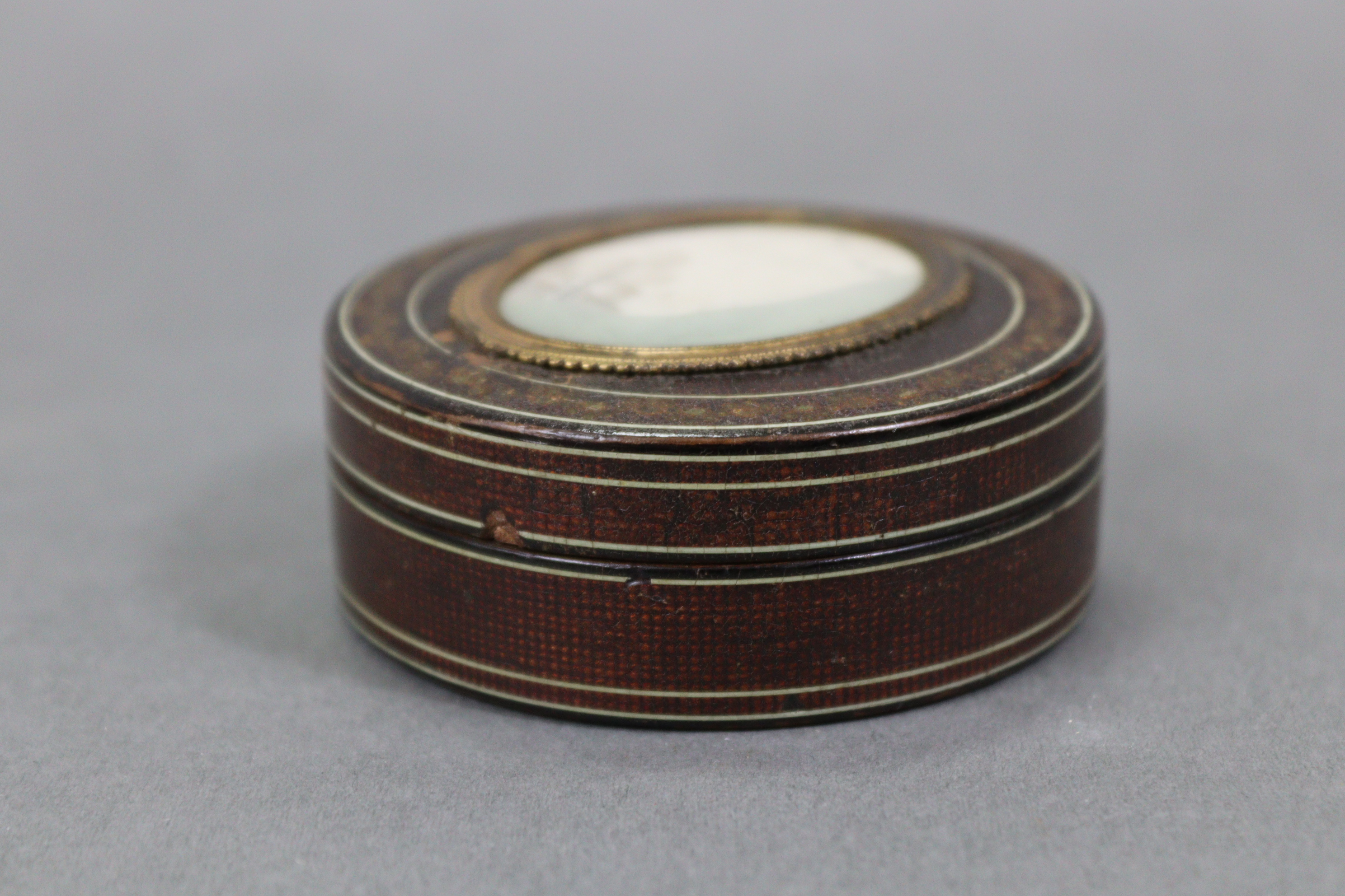 A late 18th century tortoiseshell-lined drum-shaped snuff box with lacquered exterior, the lid inset - Bild 3 aus 6
