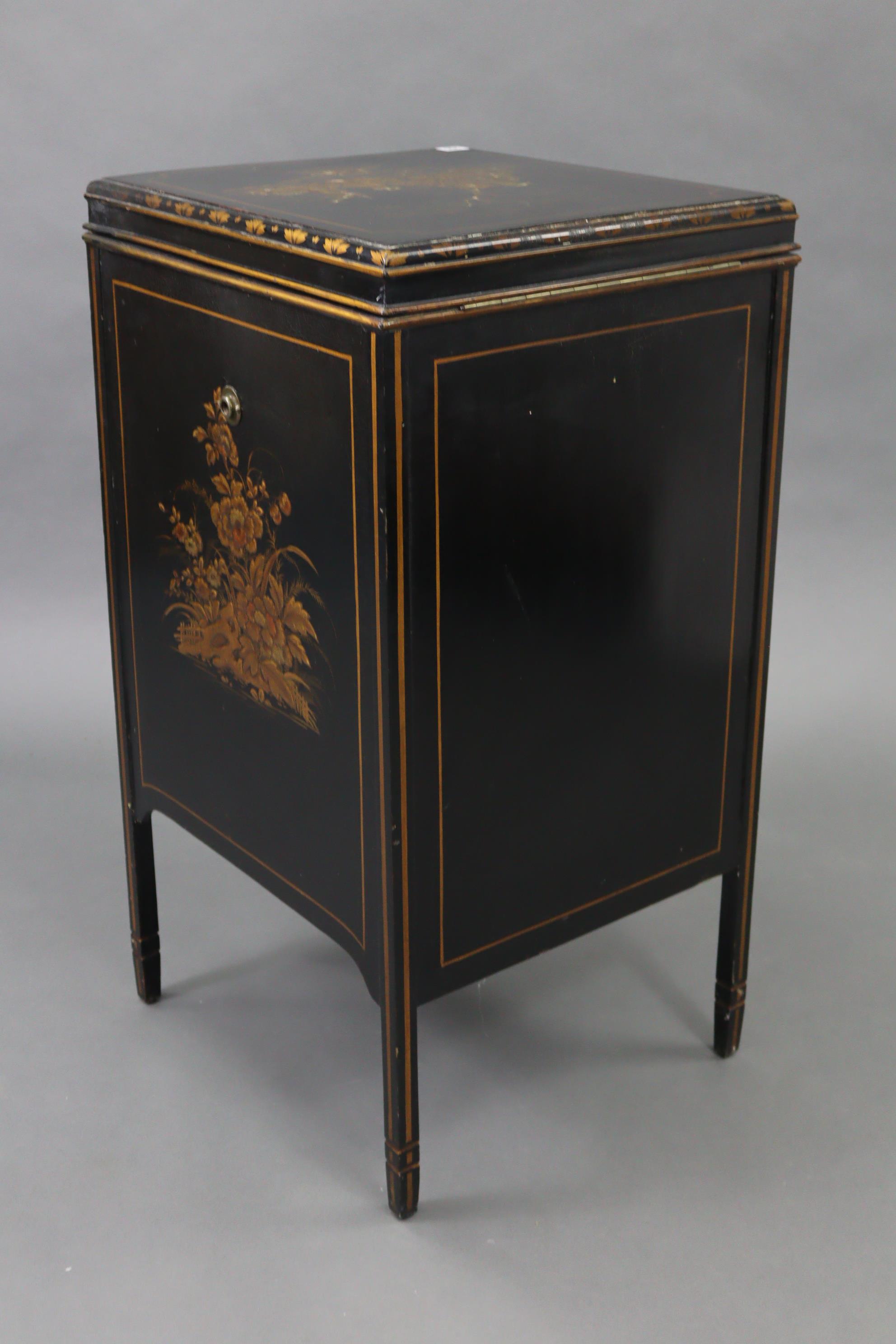 A Chinoiserie-style black lacquered floor-standing gramophone cabinet with gold figure-scene - Image 9 of 9