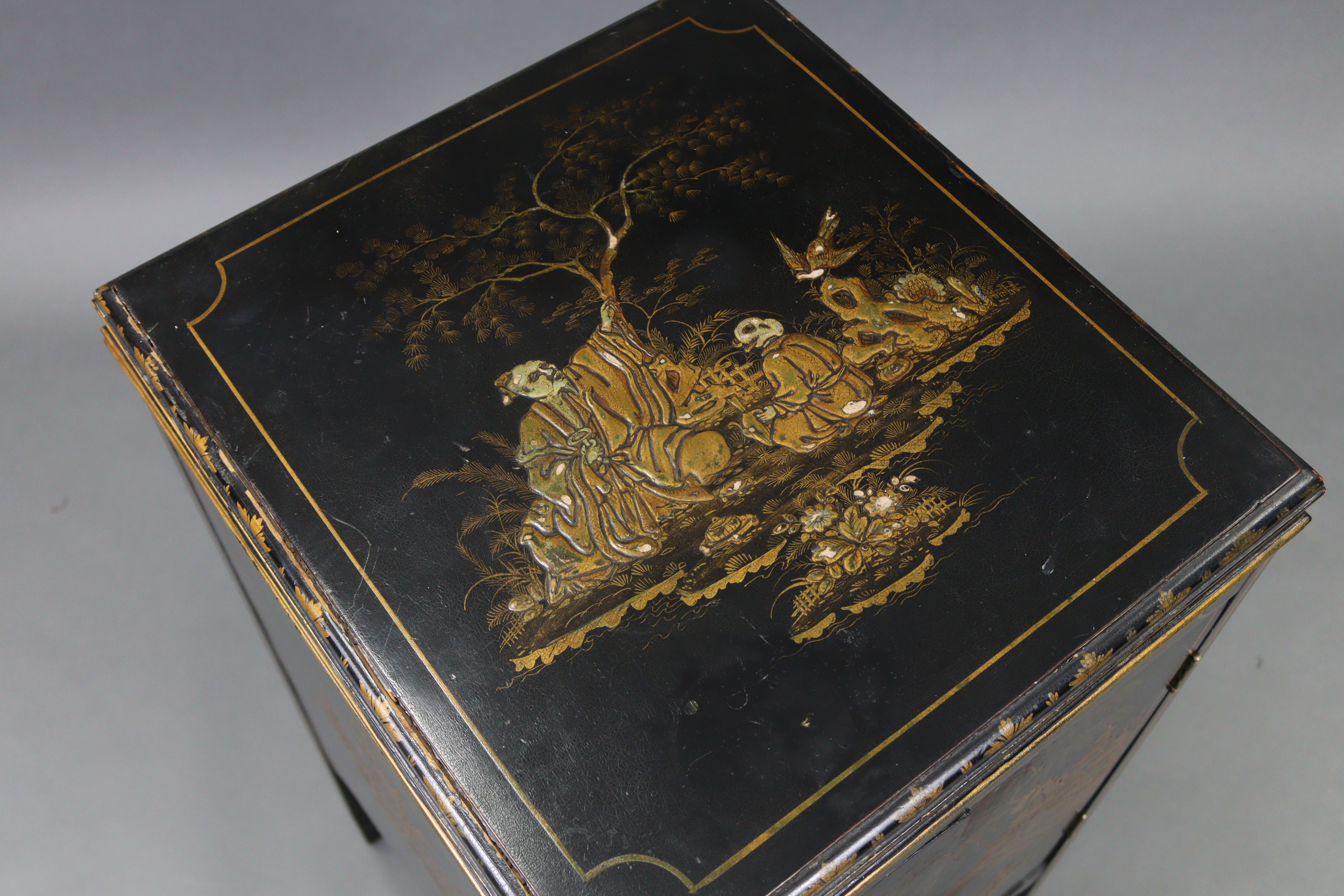 A Chinoiserie-style black lacquered floor-standing gramophone cabinet with gold figure-scene - Image 5 of 9