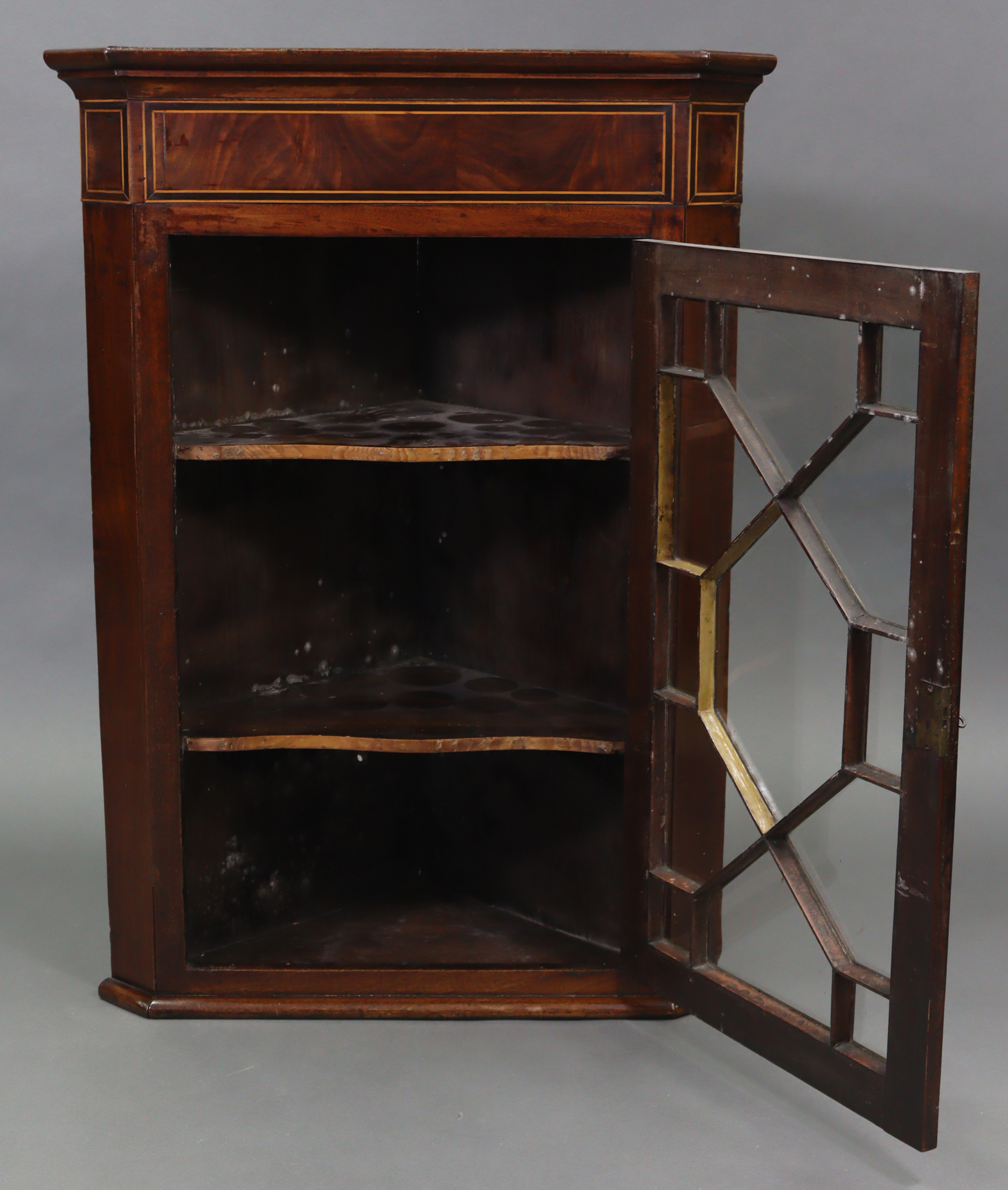 An early 19th century inlaid-mahogany hanging corner cabinet fitted two shaped shelves enclosed by a - Image 2 of 4