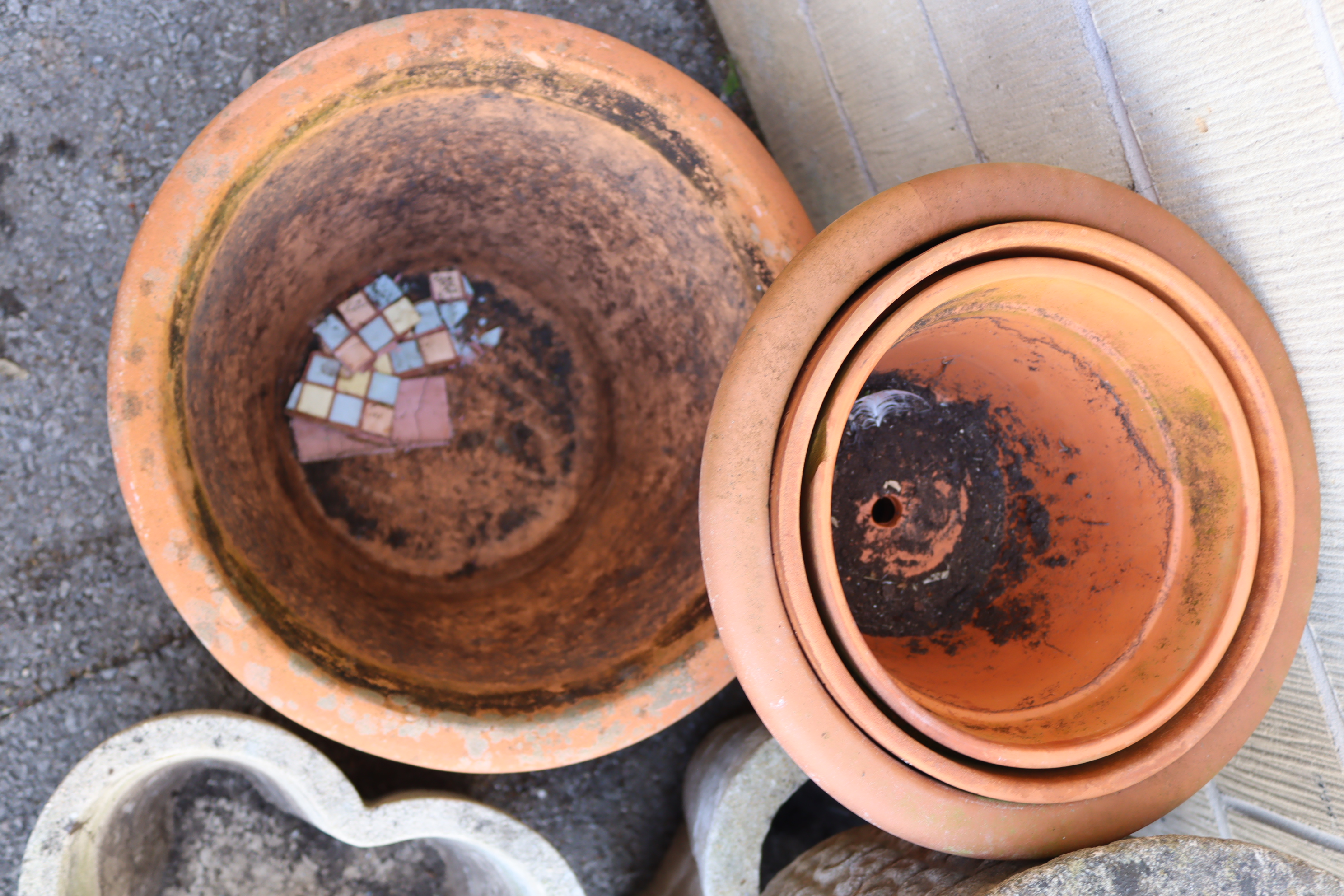 Twenty-two various flower pots & garden troughs; & a pair of wicker hanging baskets. - Image 3 of 6