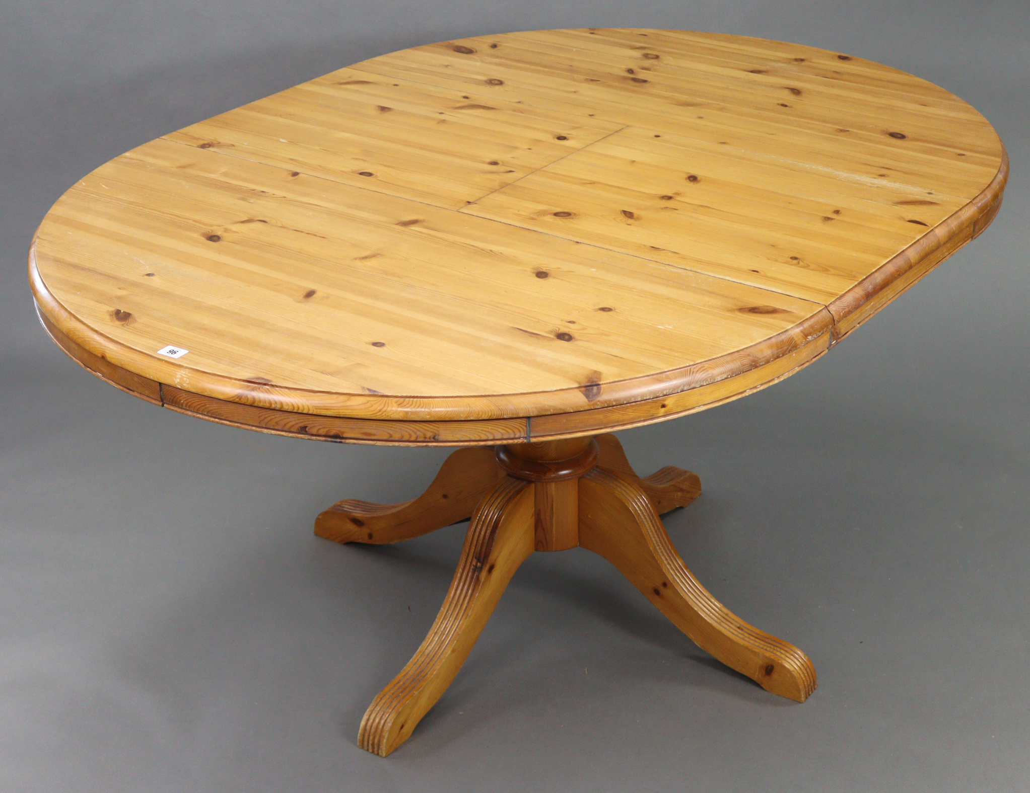 A pine circular extending pedestal dining table, with centre leaf & on vase-turned centre column & - Image 4 of 6