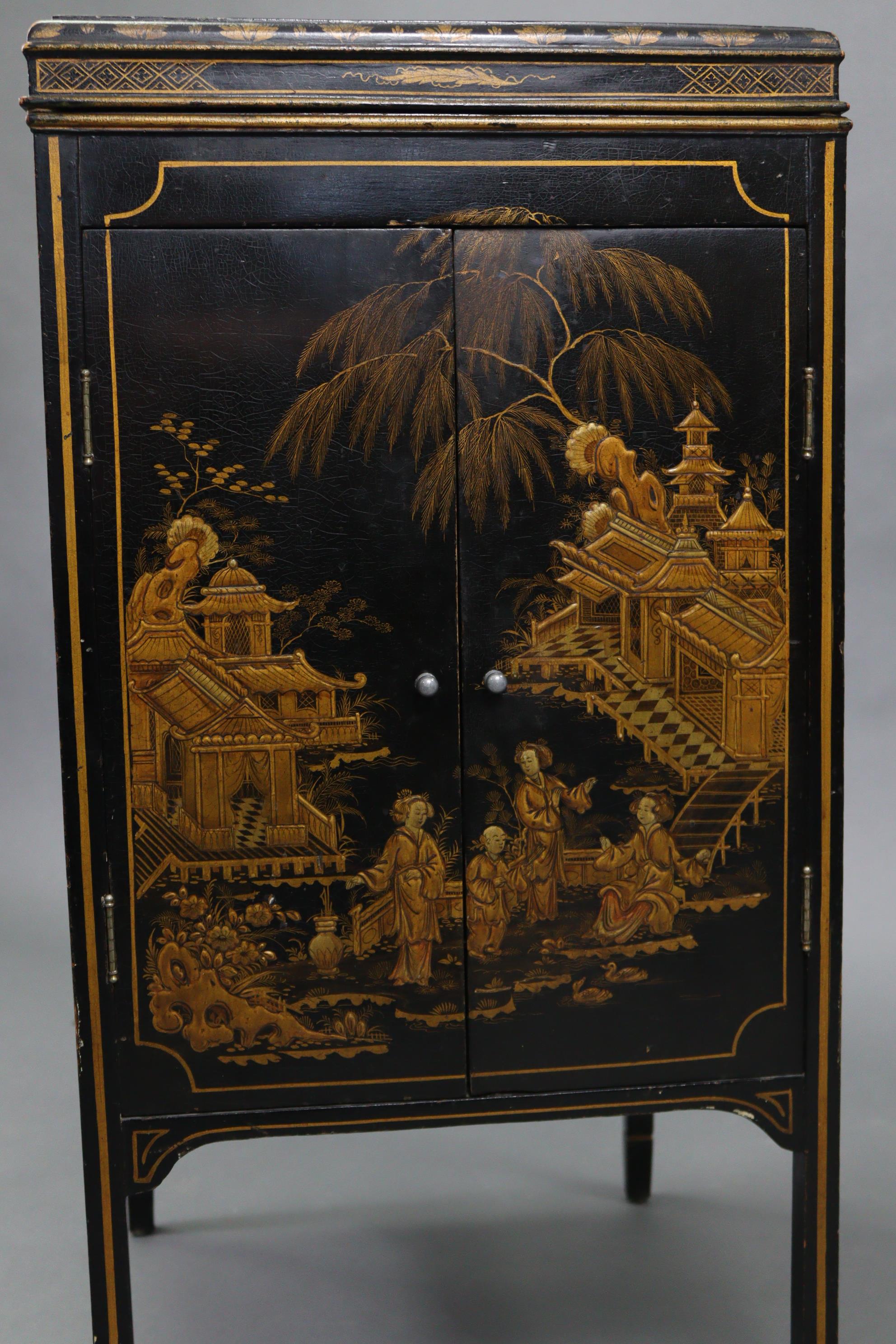 A Chinoiserie-style black lacquered floor-standing gramophone cabinet with gold figure-scene - Image 6 of 9