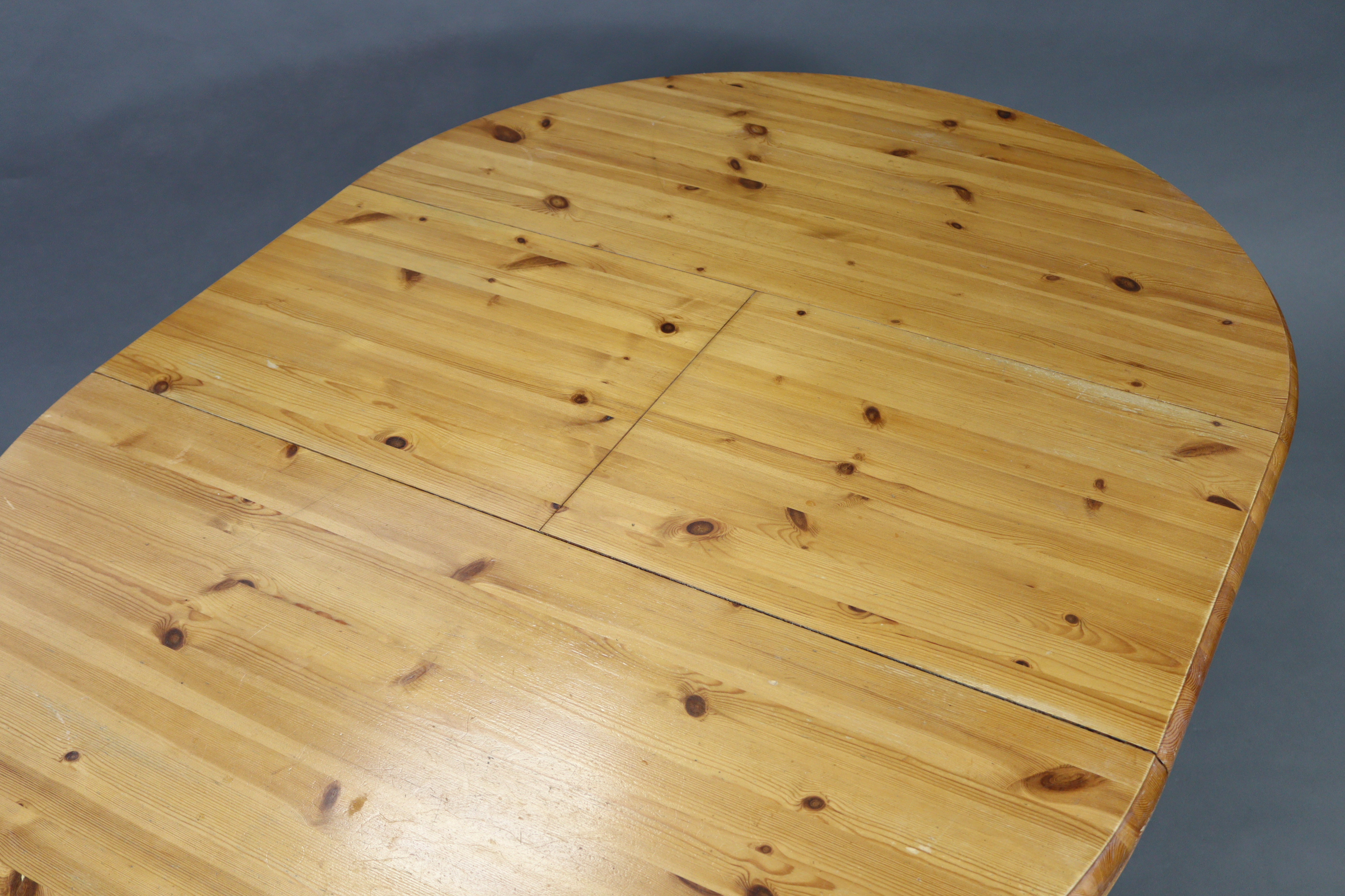 A pine circular extending pedestal dining table, with centre leaf & on vase-turned centre column & - Image 5 of 6