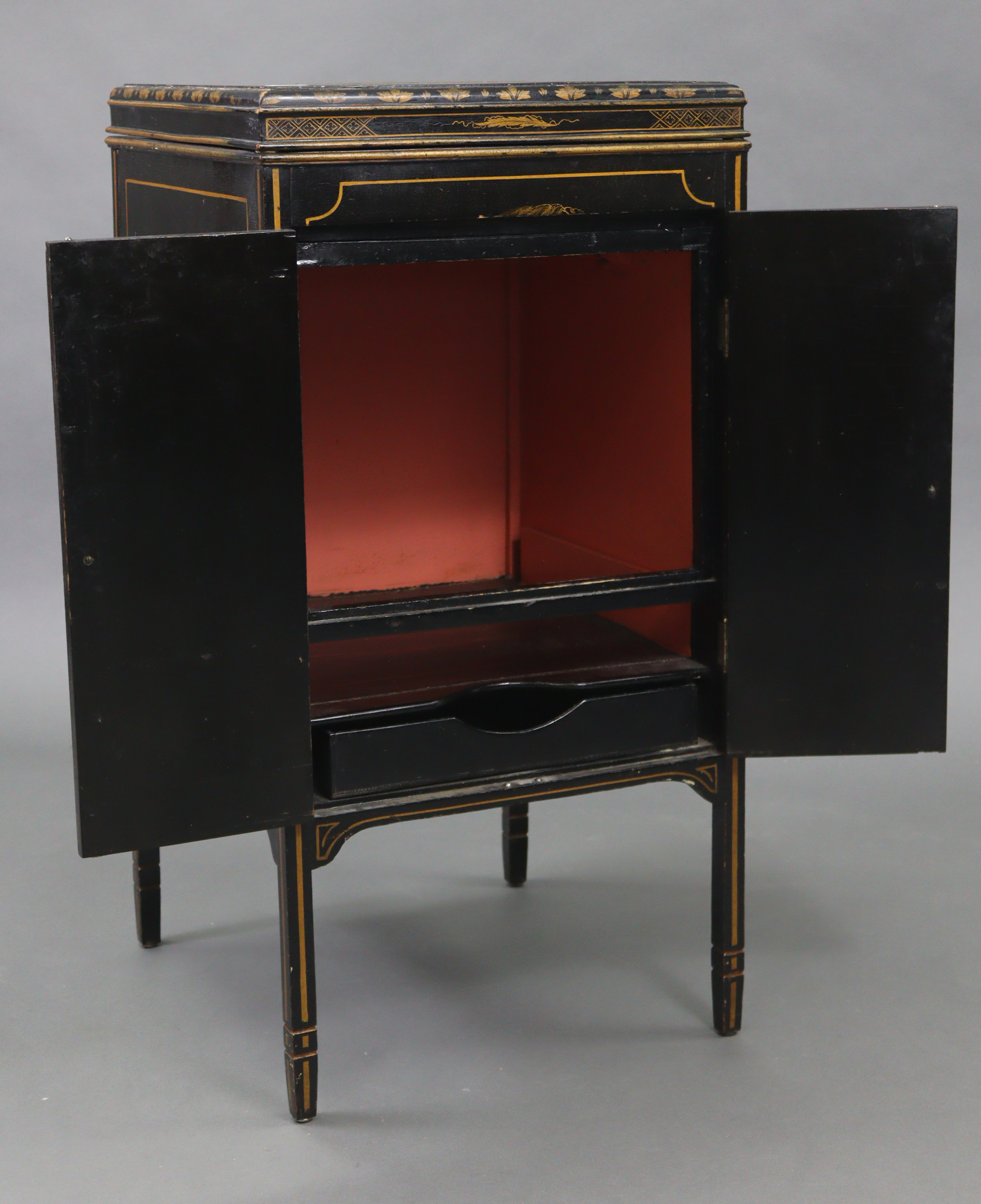 A Chinoiserie-style black lacquered floor-standing gramophone cabinet with gold figure-scene - Image 3 of 9