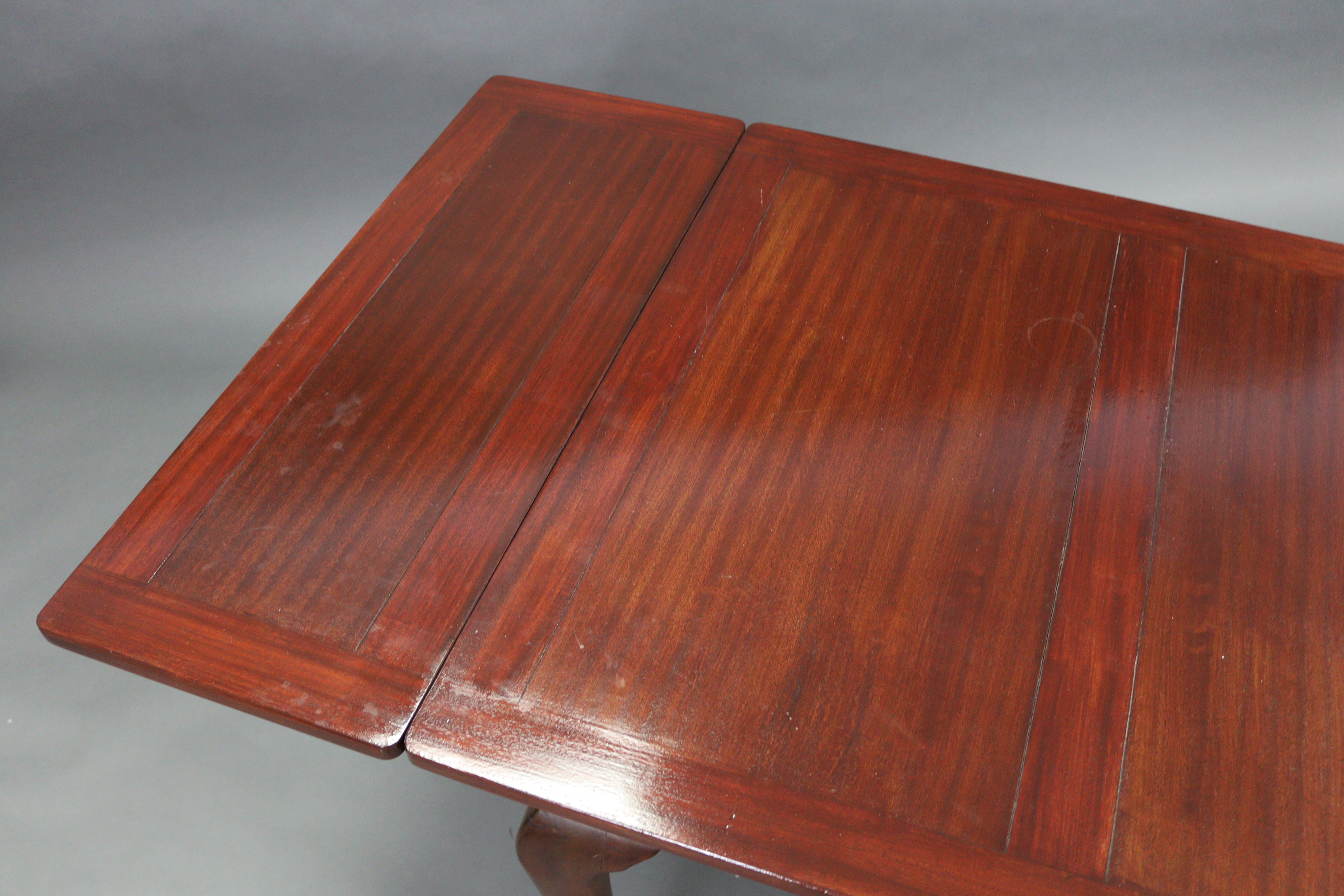 A mahogany draw-leaf dining table on four slender cabriole legs & pad feet, 32” x 57” (open), & a - Image 5 of 6