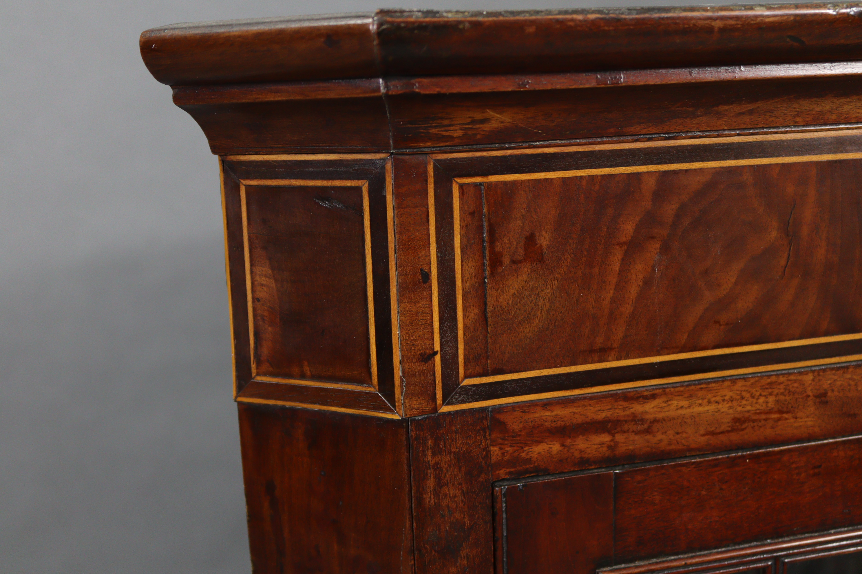 An early 19th century inlaid-mahogany hanging corner cabinet fitted two shaped shelves enclosed by a - Image 4 of 4