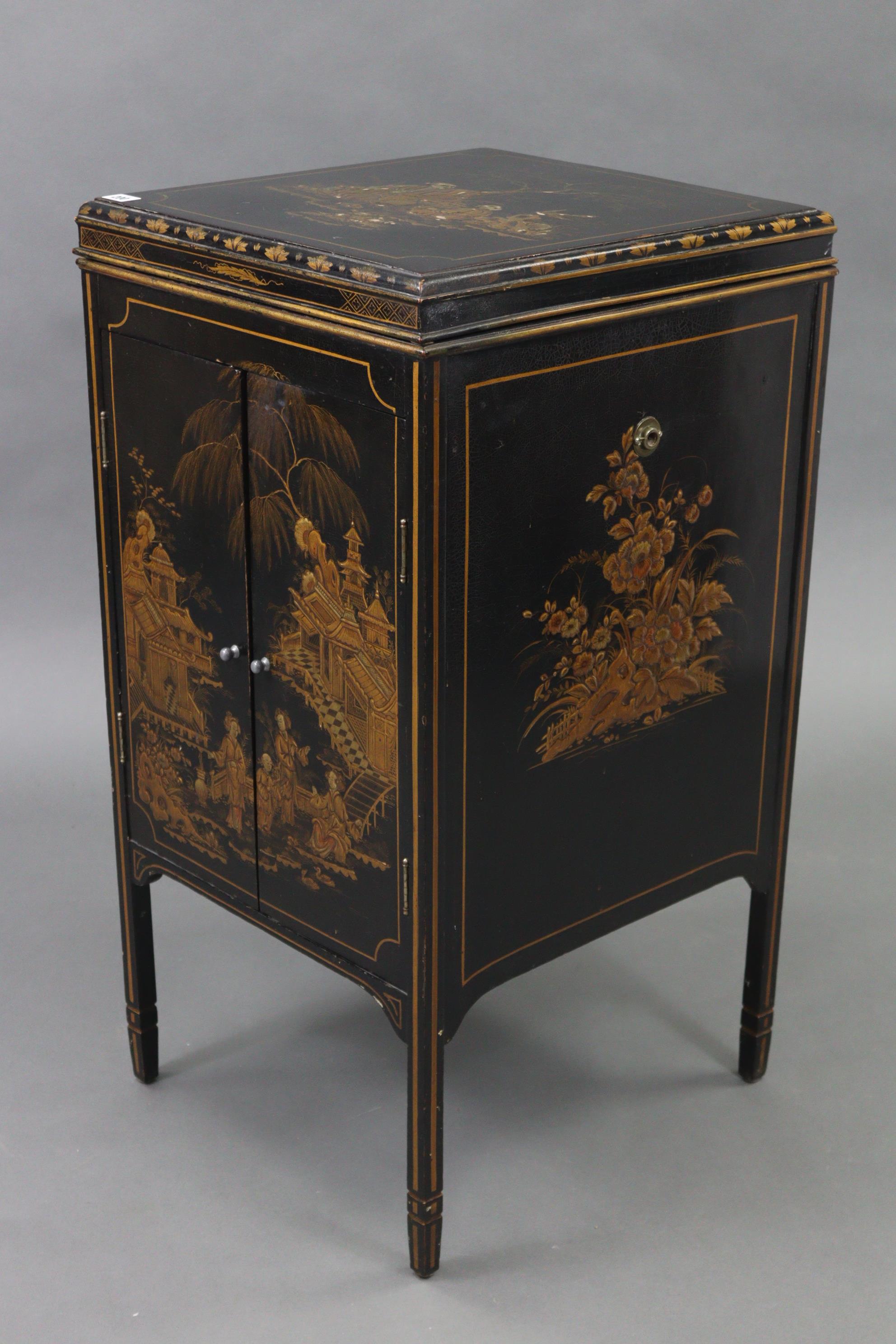 A Chinoiserie-style black lacquered floor-standing gramophone cabinet with gold figure-scene - Image 7 of 9