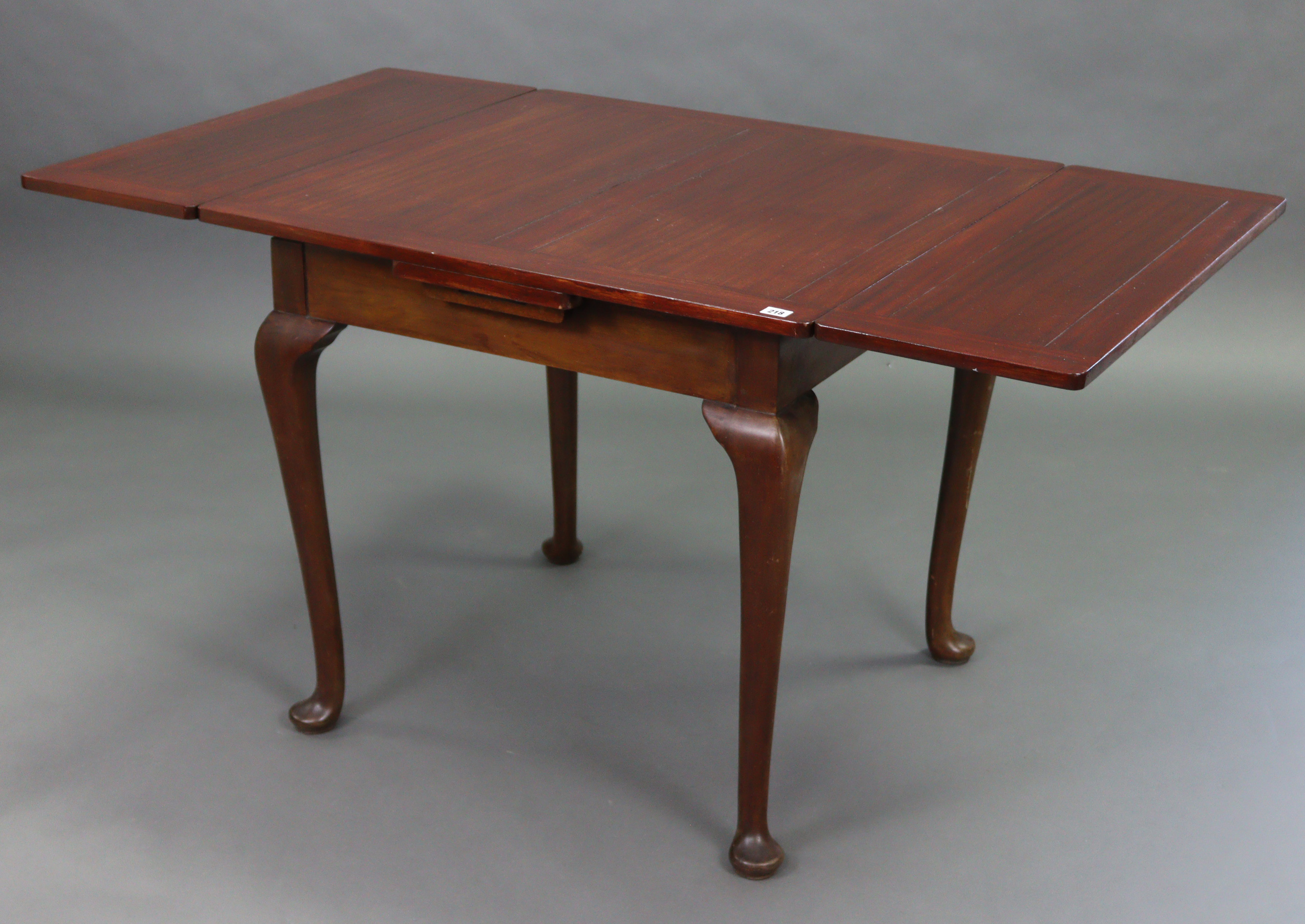 A mahogany draw-leaf dining table on four slender cabriole legs & pad feet, 32” x 57” (open), & a - Image 4 of 6
